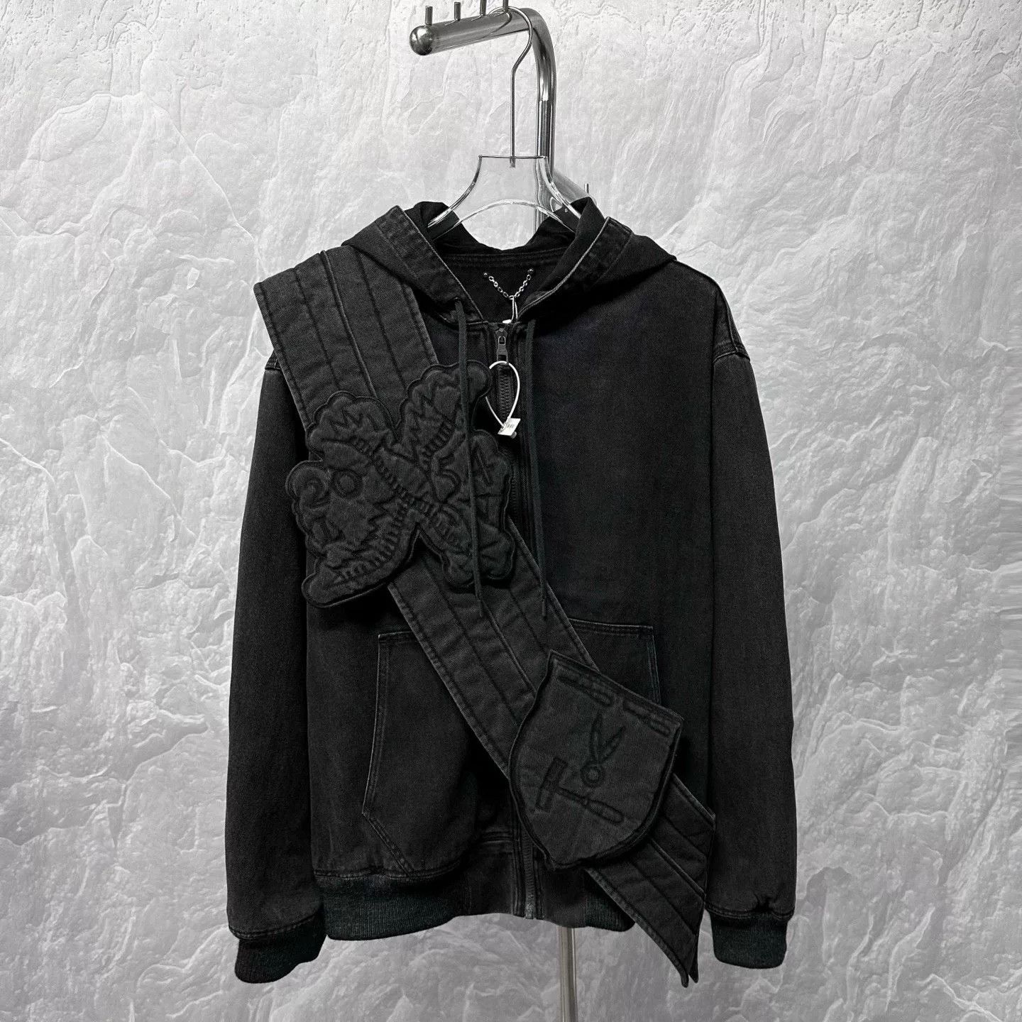 Louis Vuitton louis vuitton embossed hooded denim jacket Size US L / EU 52-54 / 3 - 1 Thumbnail
