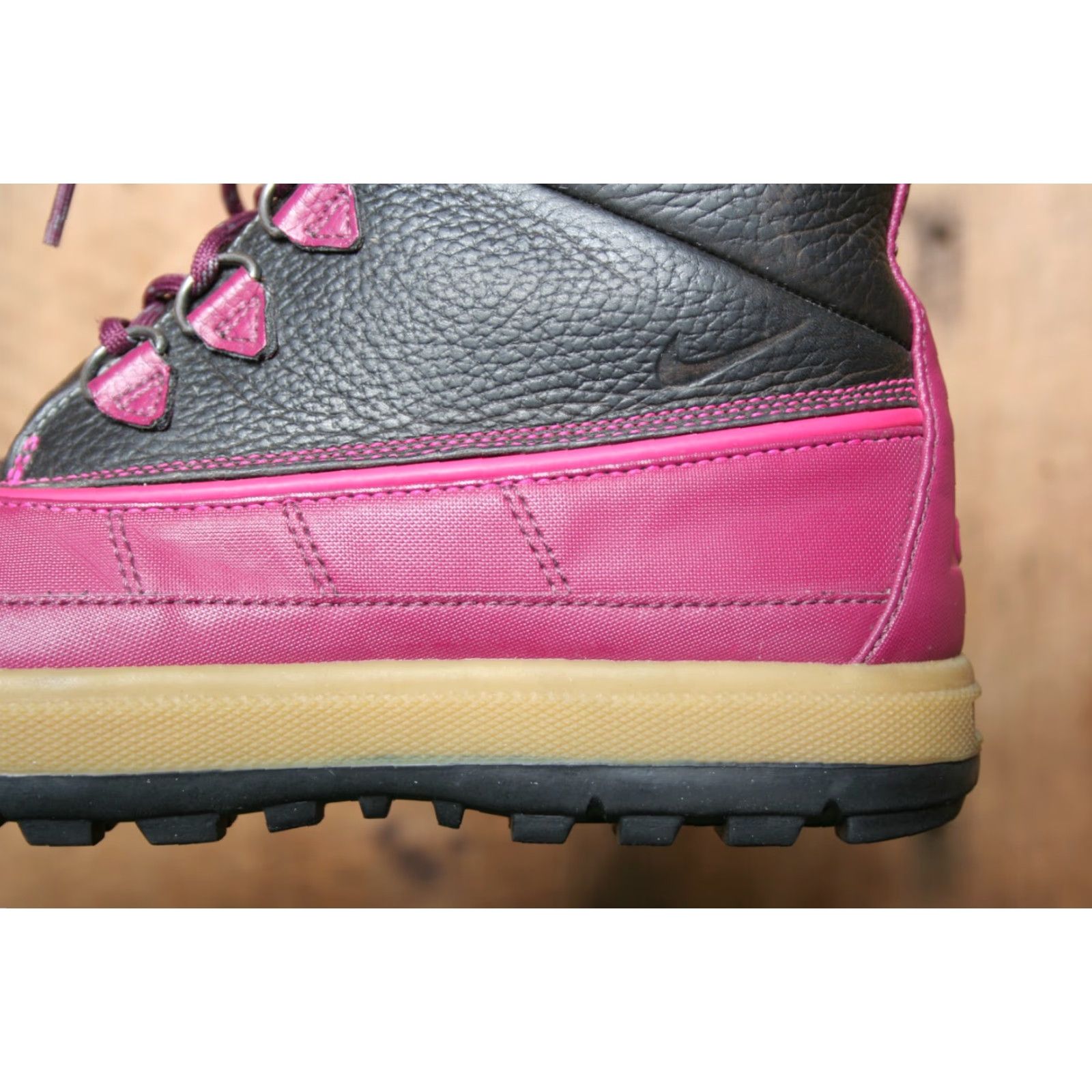 Nike Nike ACG Woodside II Magenta Duck Boots Women SZ 7 Leather/Synthetic Snow Boot 537347-006 Size US 7 / IT 37 - 7 Thumbnail