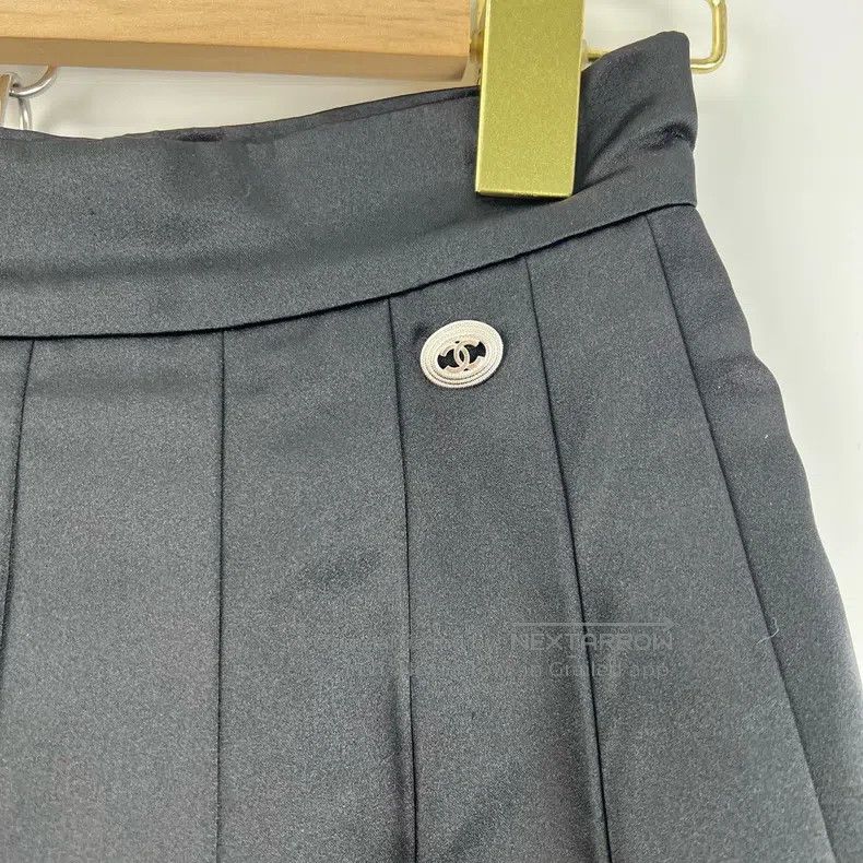 Chanel Chanel Black satin small logo pleated skirt Size 42" / US 20 - 3 Thumbnail