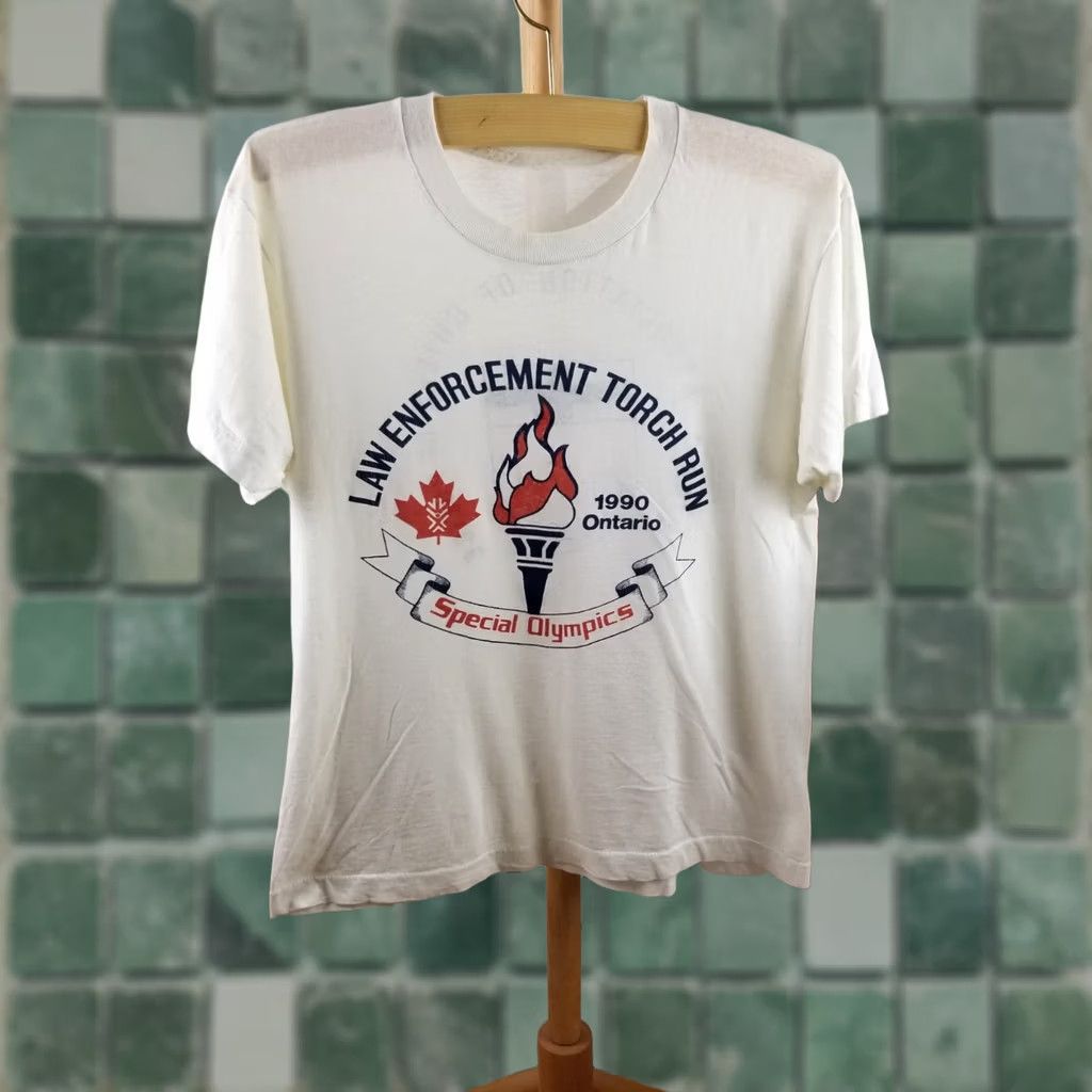 Vintage VINTAGE 1990 TORONTO LAW ENFORCEMENT TORCH RUN POLICE PAPER THIN T-SHIRT SZ L Shirt Mens White 1990s Police Theme Retro TORCH RUN USA Size US L / EU 52-54 / 3 - 1 Thumbnail