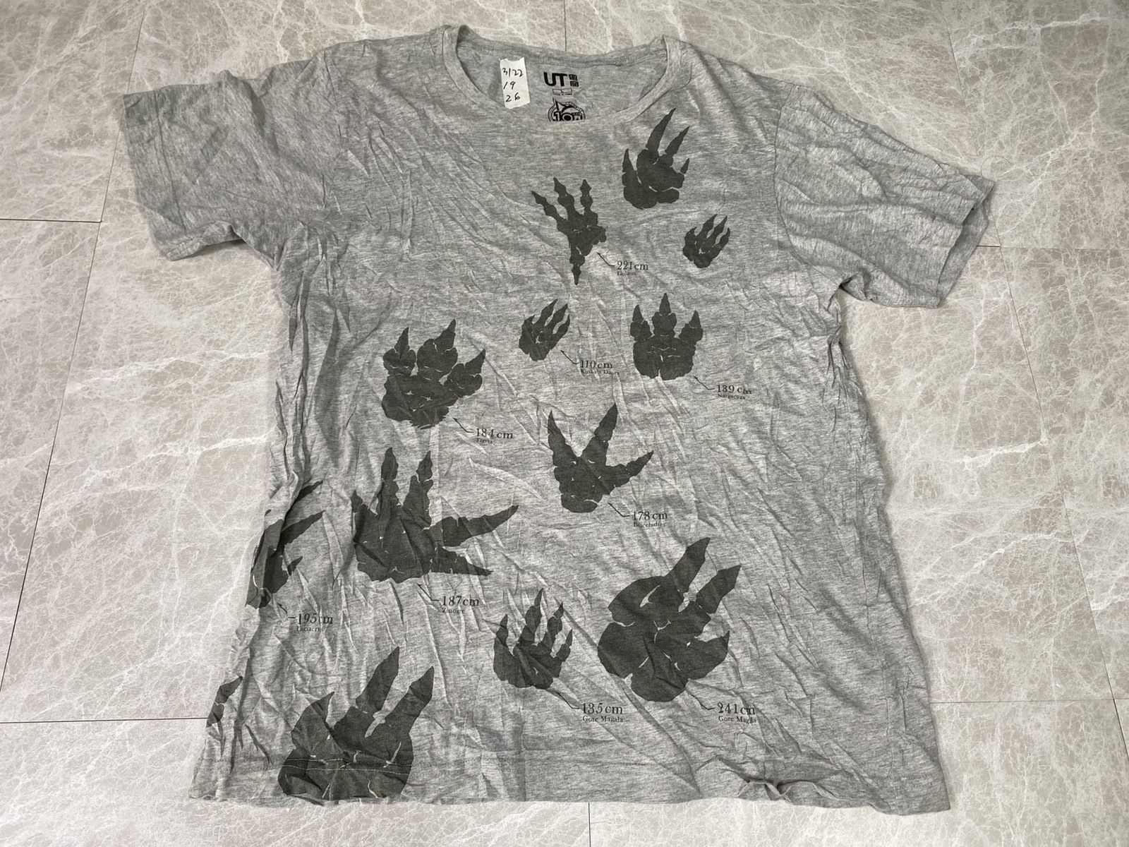 Uniqlo Monster hunter tee size m big logo Size US M / EU 48-50 / 2 - 2 Thumbnail