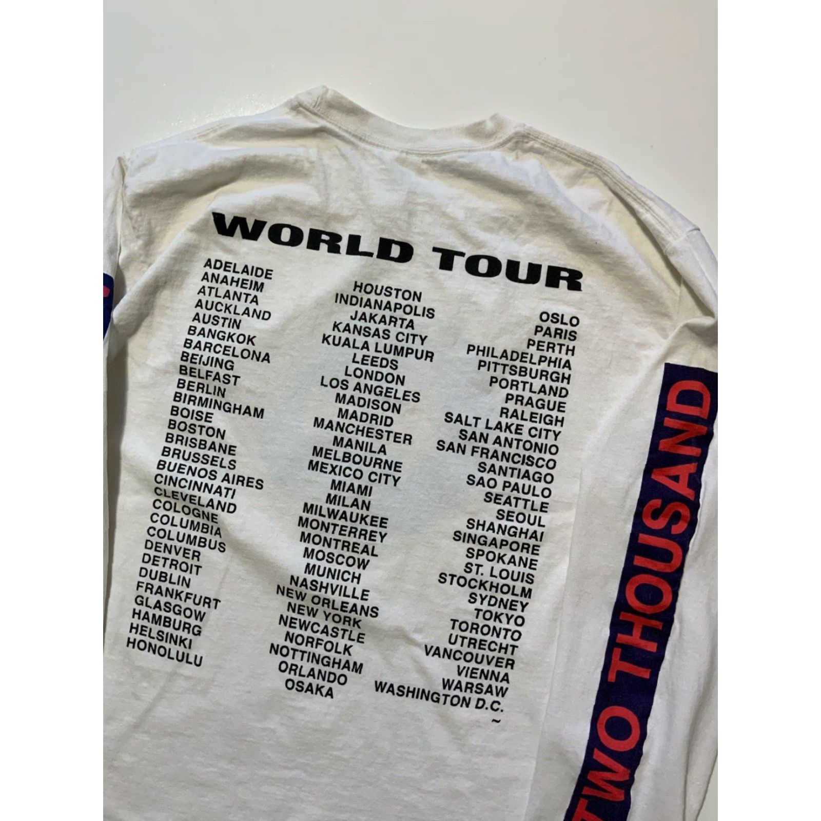 Gildan Lany 2019 World Tour Concert Globe Graphic Pop Rock Band Merch L/S T-Shirt Sz. L Size US L / EU 52-54 / 3 - 4 Thumbnail