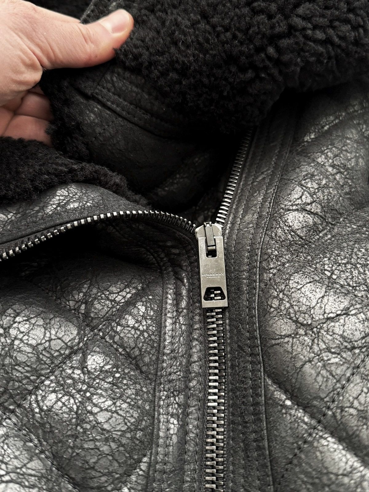 Burberry Prorsum 2010 Runway Cropped Iceland Shearling Cracked Leather Jacket Size S / US 4 / IT 40 - 8 Thumbnail