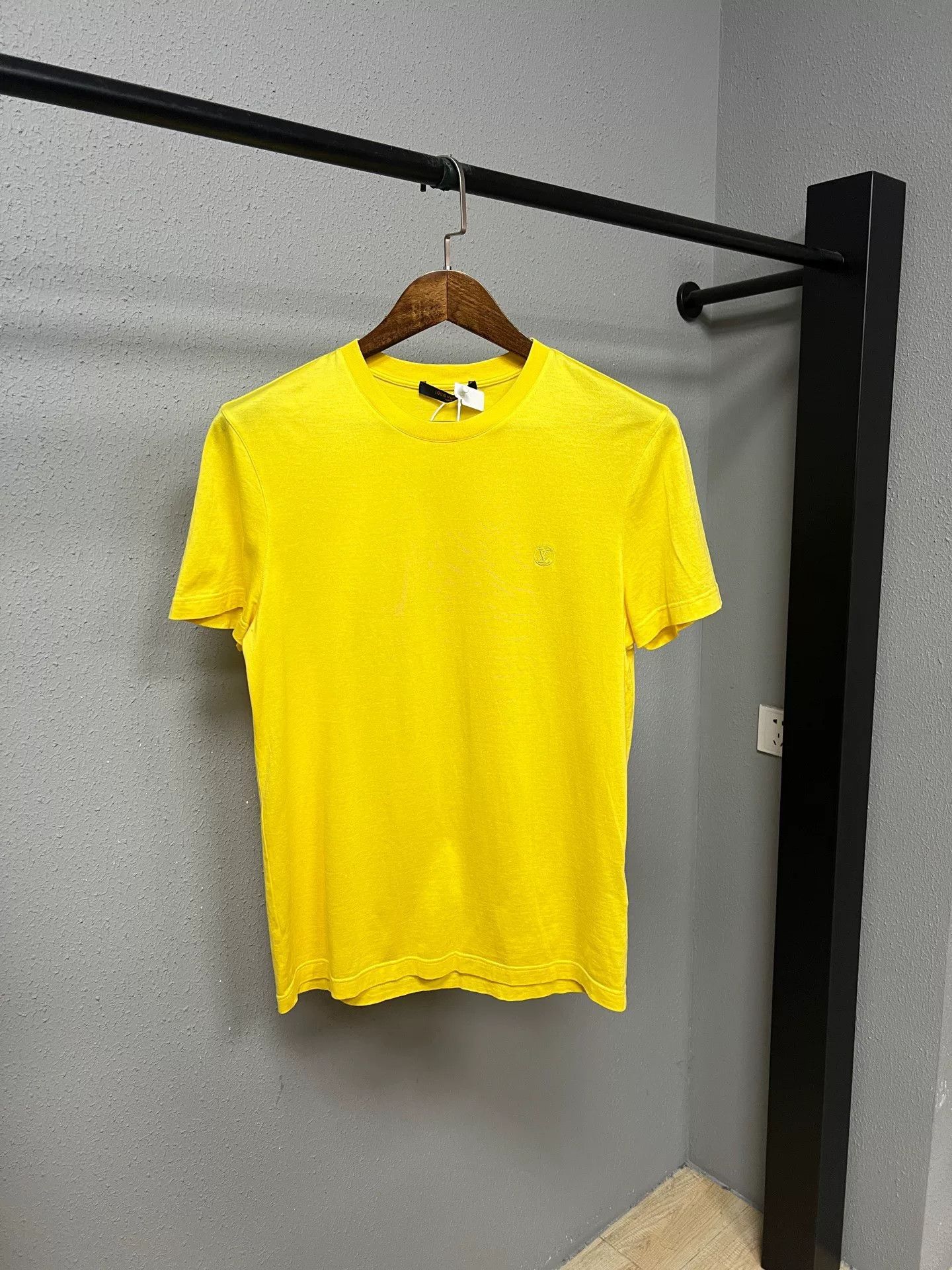 Louis Vuitton LV Yellow Logo Short-Sleeve T-Shirt Size XS / US 0-2 / IT 36-38 - 1 Thumbnail