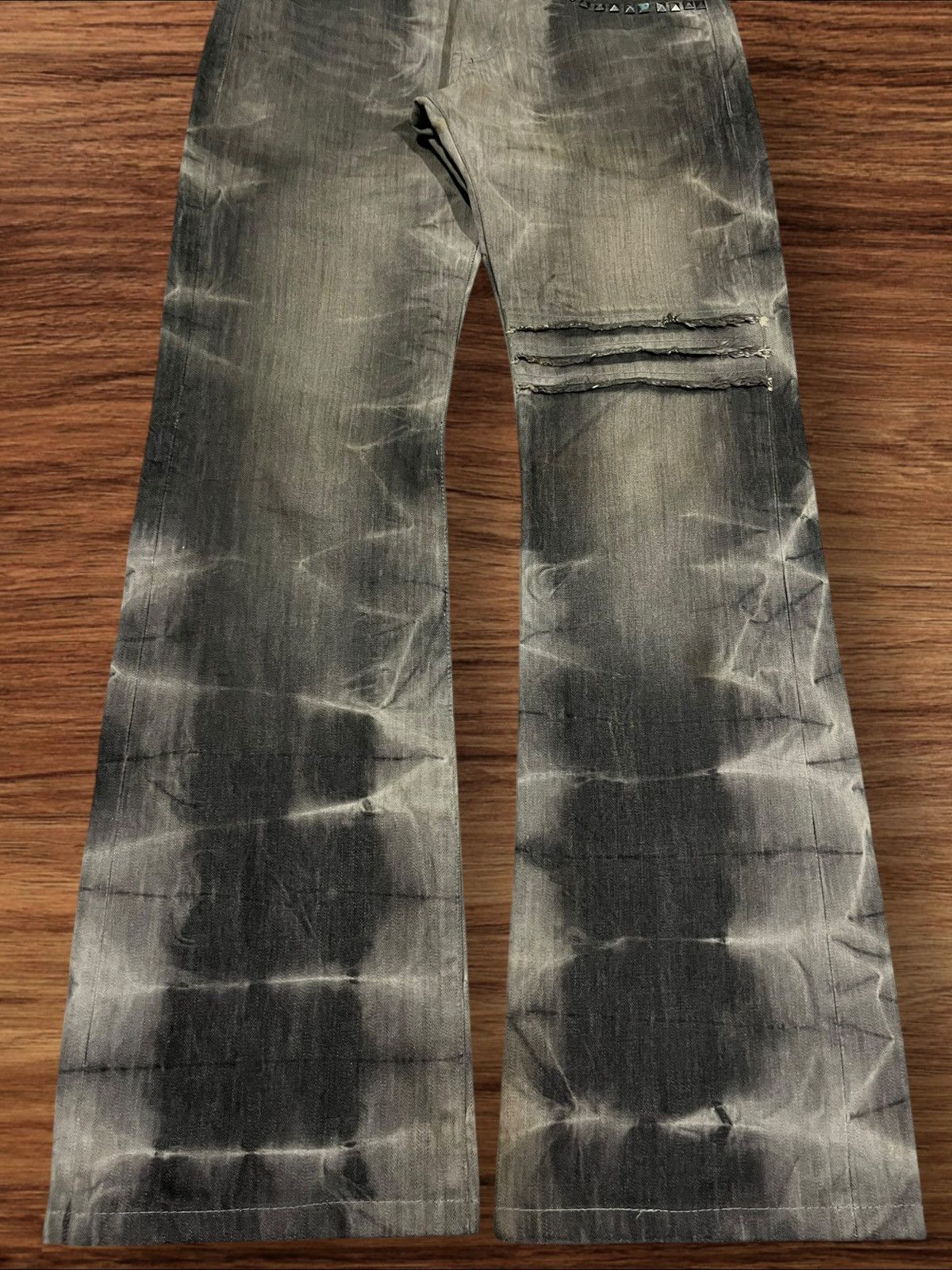 If Six Was Nine Semantic Design Gothic Studded Acid Wash Distress Flare Jean Size US 31 - 9 Thumbnail