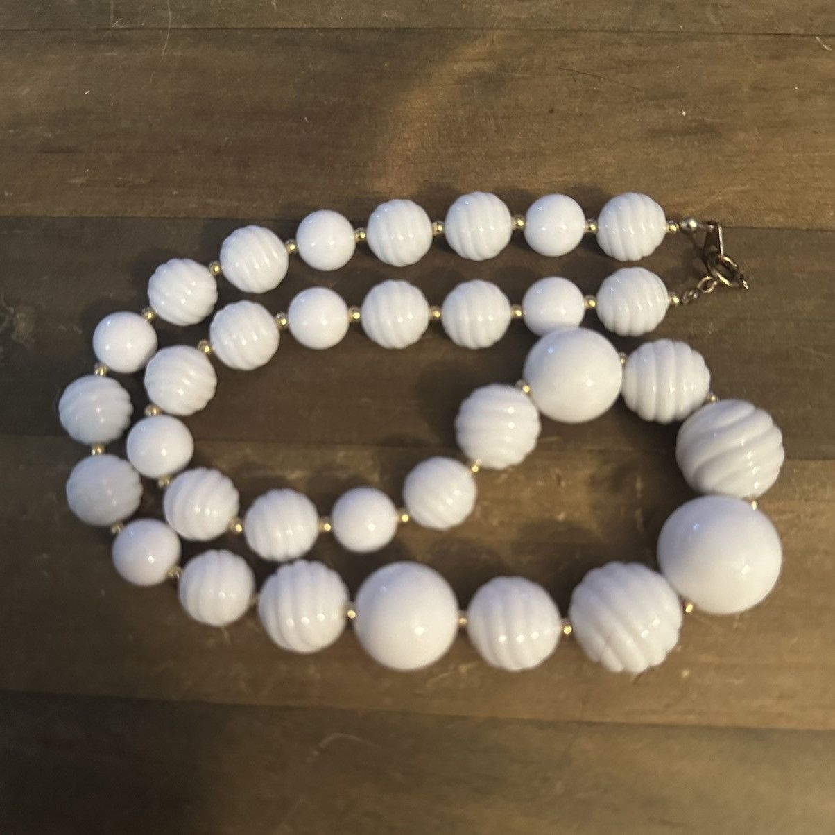 Vintage Vintage white lucite bead necklace Size ONE SIZE - 3 Thumbnail