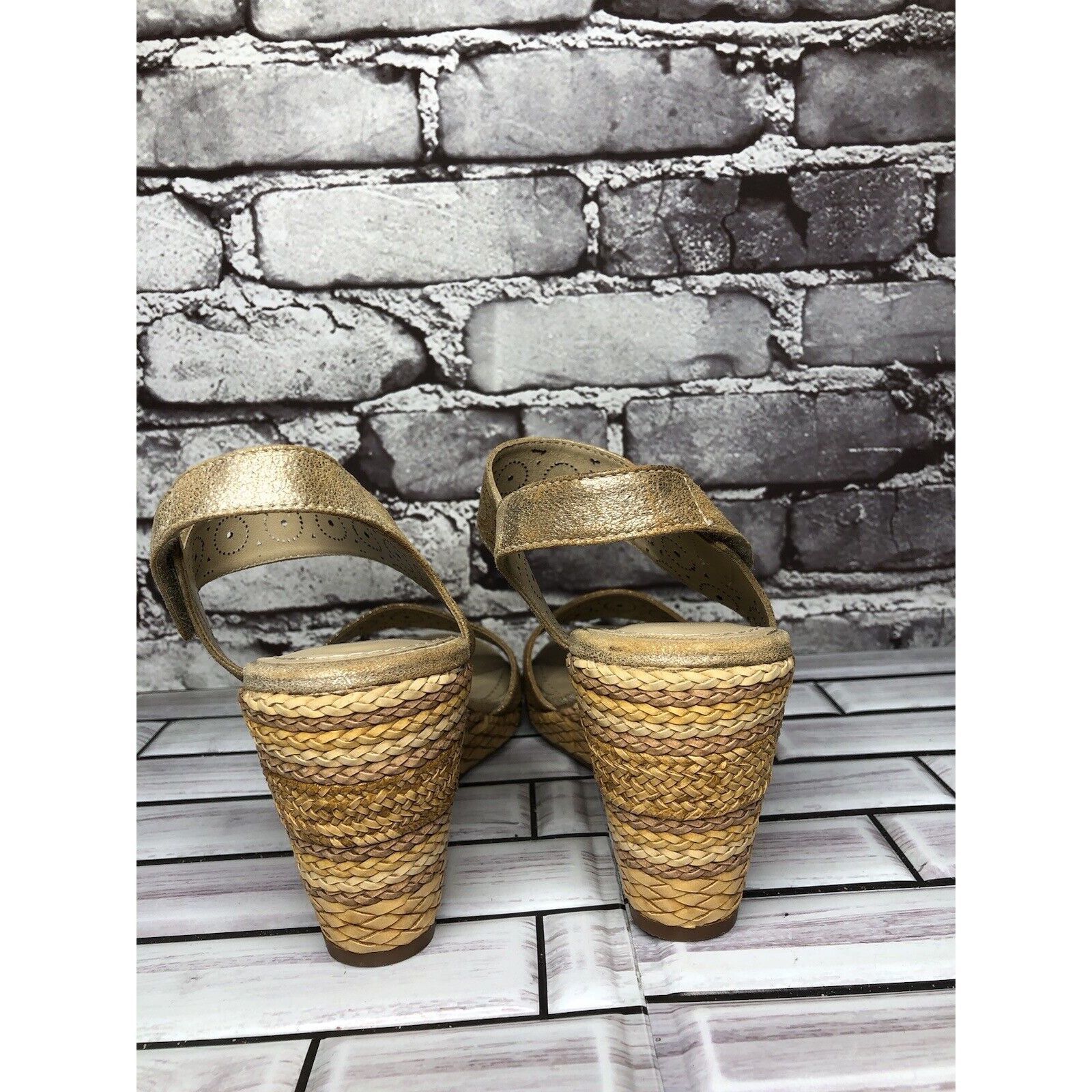 Johnston & Murphy Johnston & Murphy Georgiana Metallic Gold Leather Wedge Stra Size US 9.5 / IT 39.5 - 3 Thumbnail