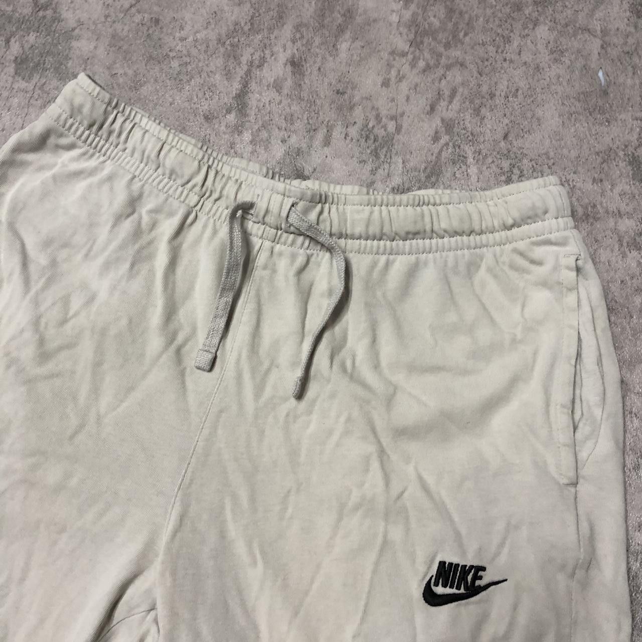 Nike Nike cream and white shorts Size US 32 / EU 48 - 2 Thumbnail