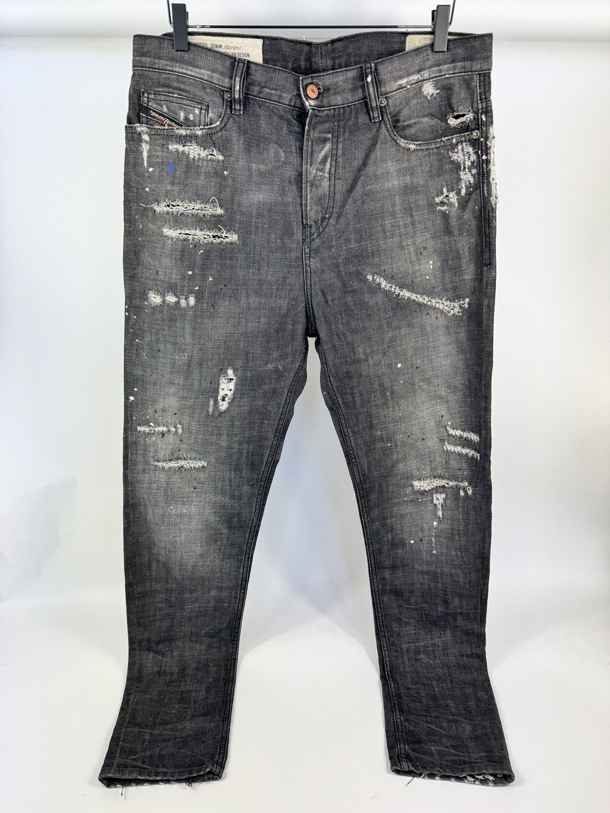 DISTRESSED DENIM JEANS