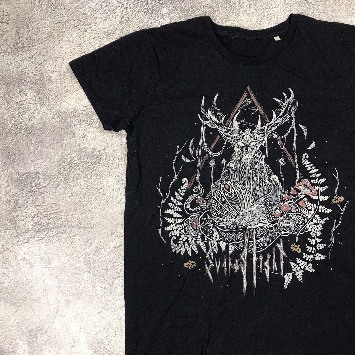 Band Tees VINTAGE Y2K BAND TEE DEER MUSHROOMS FACE HORROR ART Size US M / EU 48-50 / 2 - 3 Thumbnail
