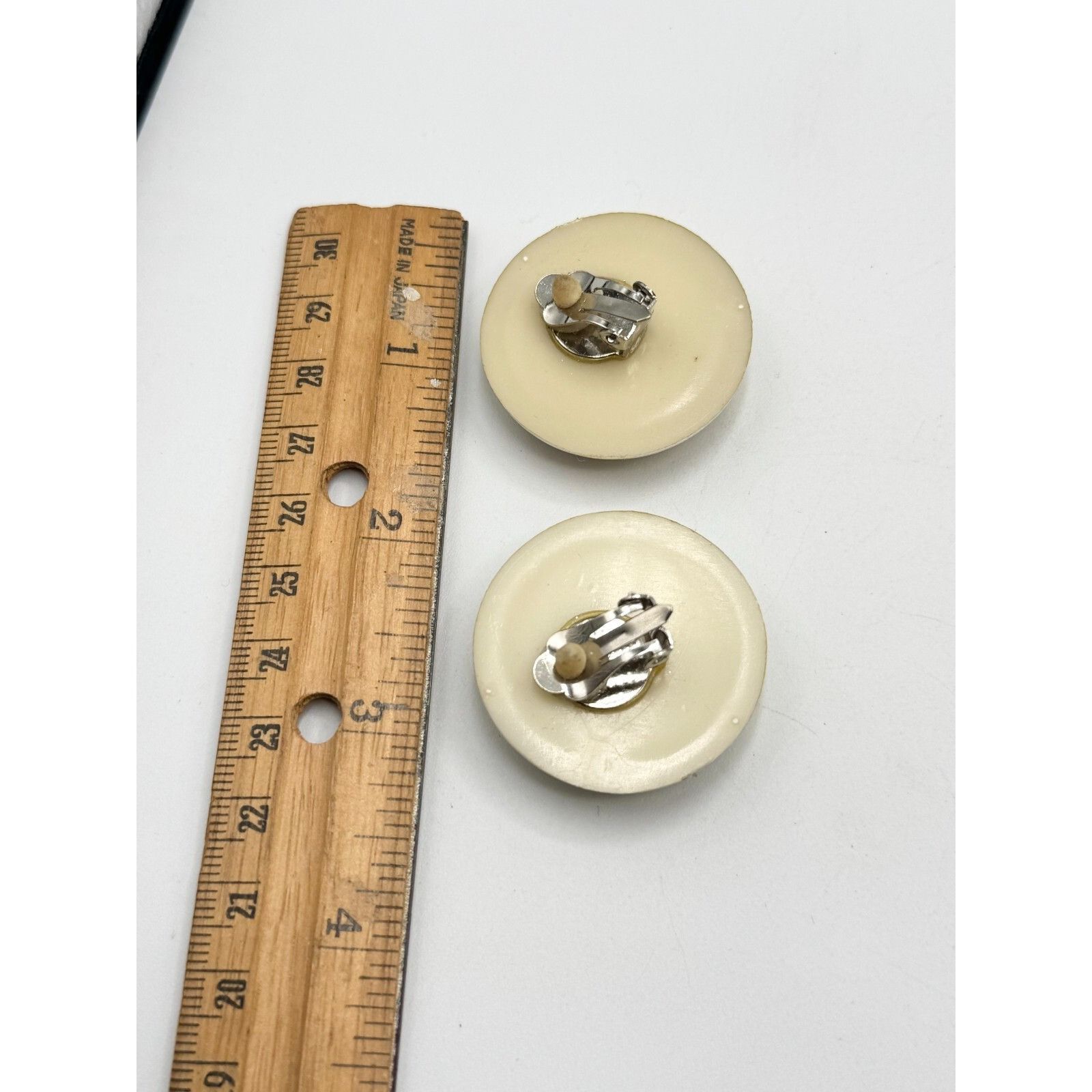 Vintage Vintage tan & white tweed circle clip on earrings Size ONE SIZE - 5 Thumbnail