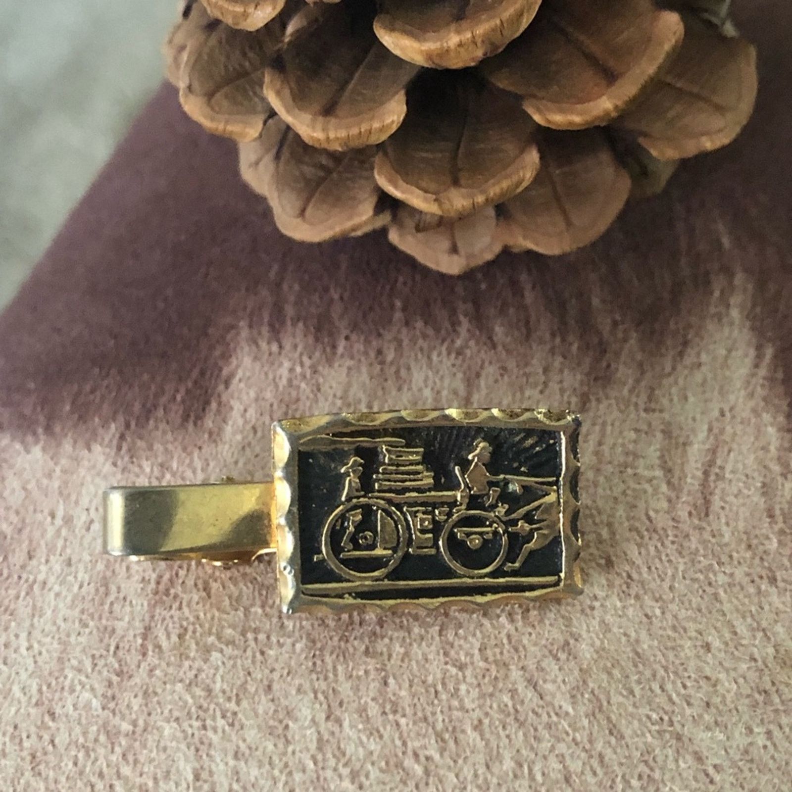 Vintage Vintage men’s gold Thailand carriage tie bar clip Size ONE SIZE - 1 Thumbnail