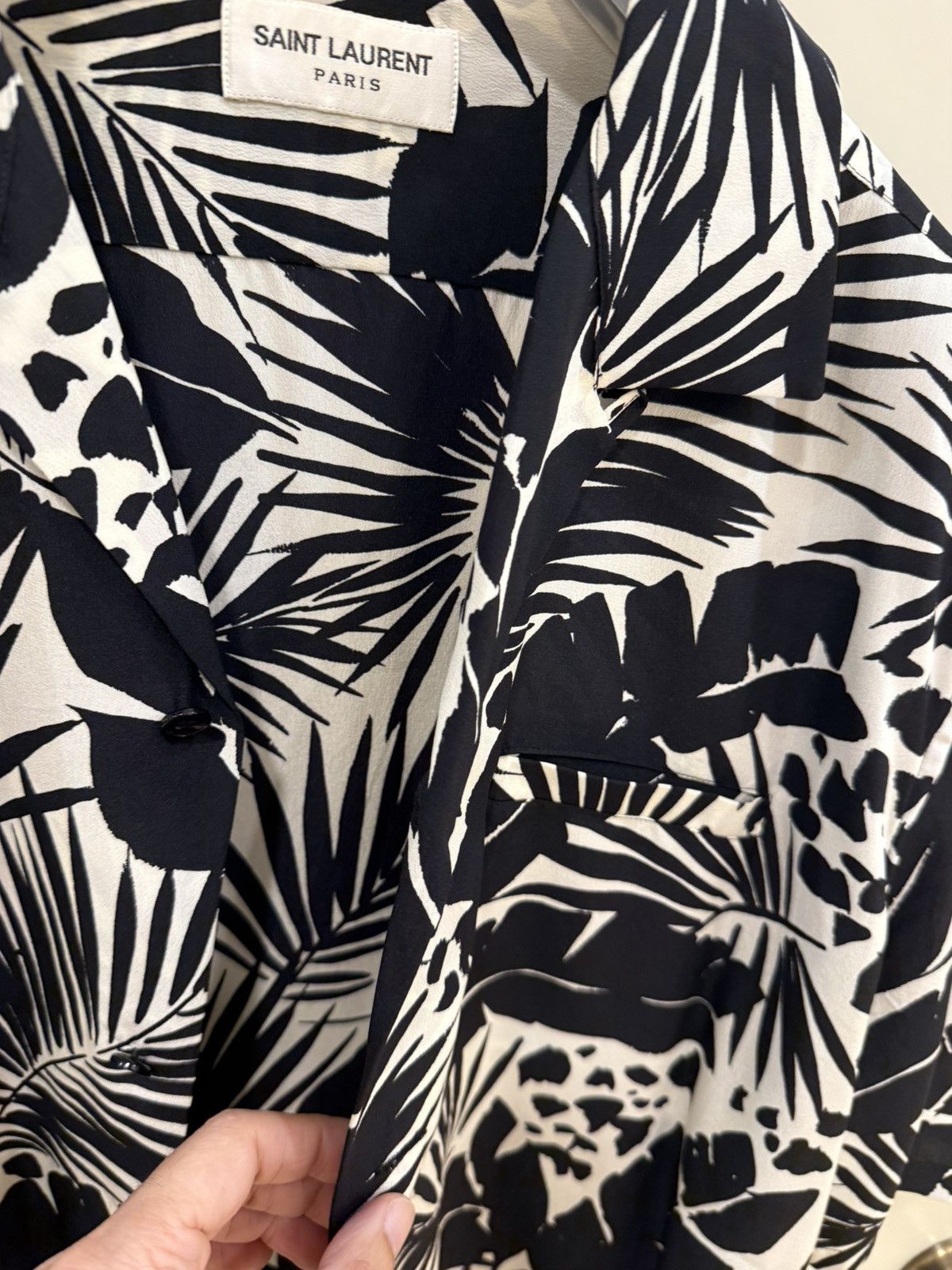 Saint Laurent Paris Tropical Shark-Collar Short Sleeve Silk Shirt collar size39 Size US M / EU 48-50 / 2 - 6 Thumbnail