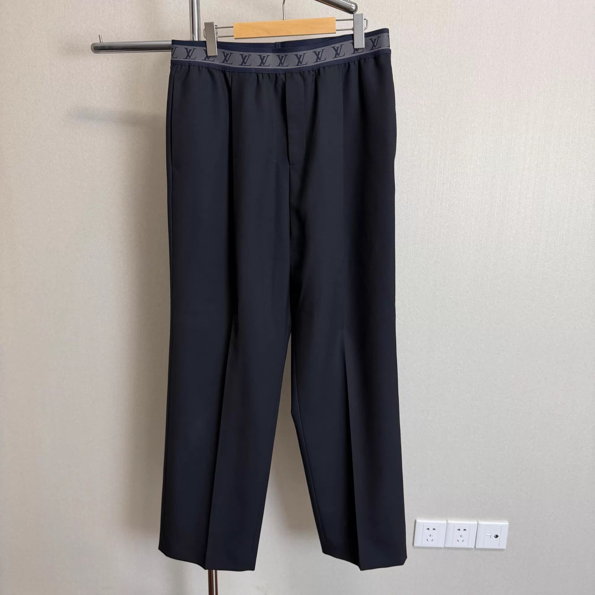 Louis Vuitton LOUIS VUITTON SS22 Wool Mid-Waist Loose Chino Black 44 Size US 28 / EU 44 - 1 Thumbnail