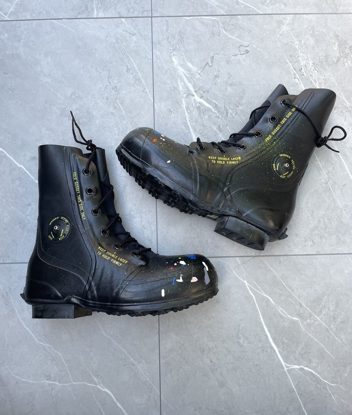 Vintage Trashed 70s Vintage Bata Rubber Bunny / Mickey Boots Size US 11 / EU 44 - 3 Thumbnail
