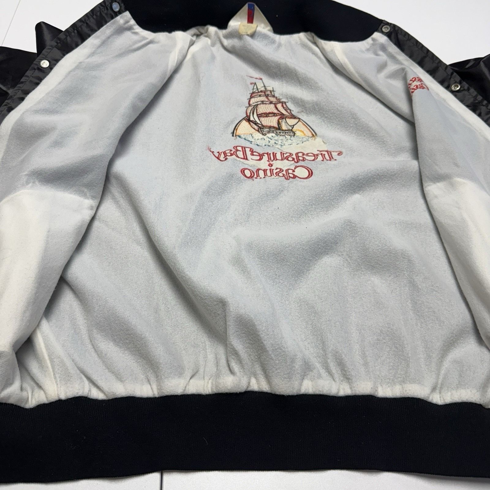 Vintage Vintage 80s Treasure Bay Casino Satin Jacket Black Snap Bomb Size US L / EU 52-54 / 3 - 9 Thumbnail