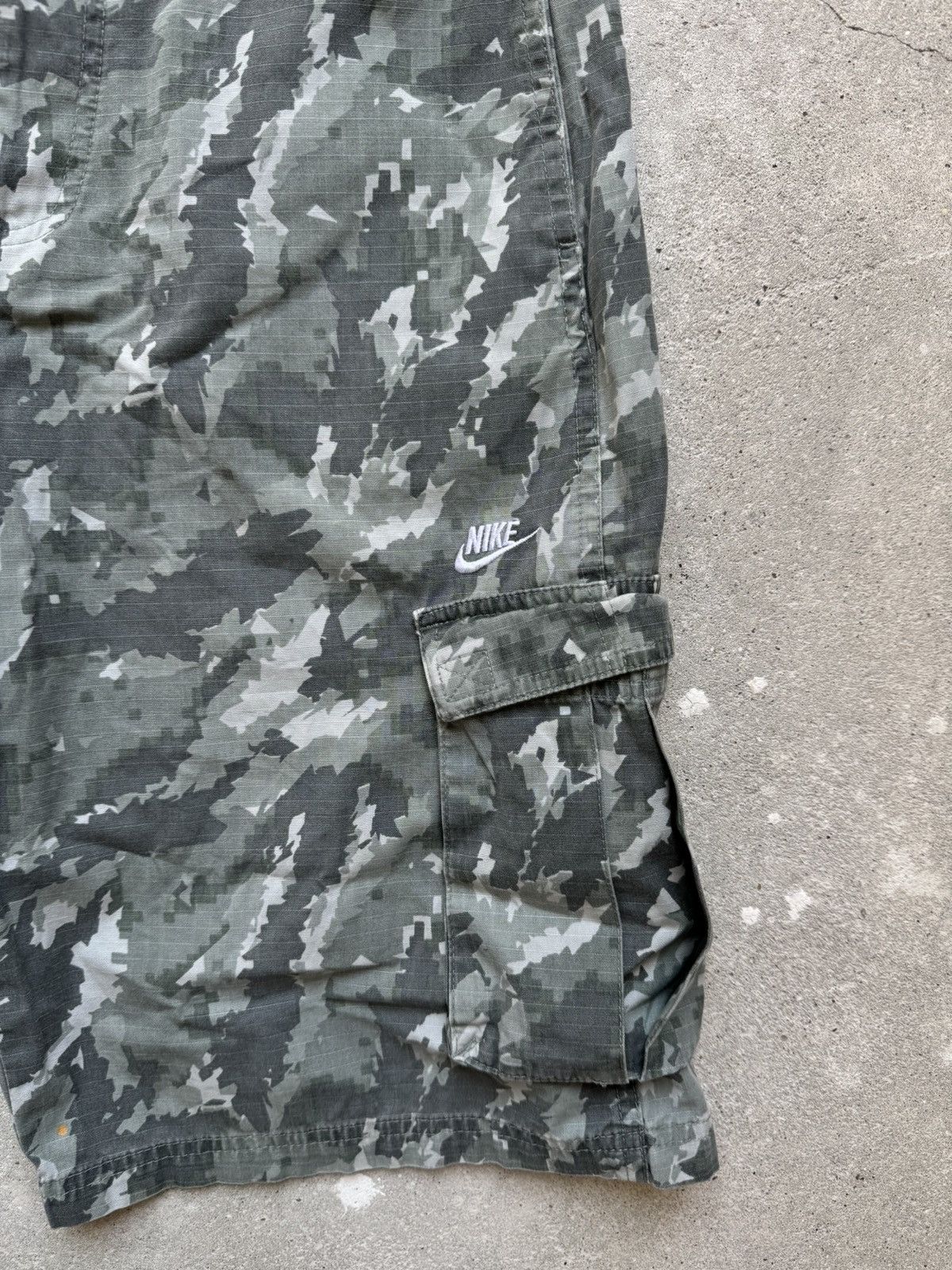 Vintage Vintage Nike Cargo Shorts Camo Size US 28 / EU 44 - 8 Thumbnail