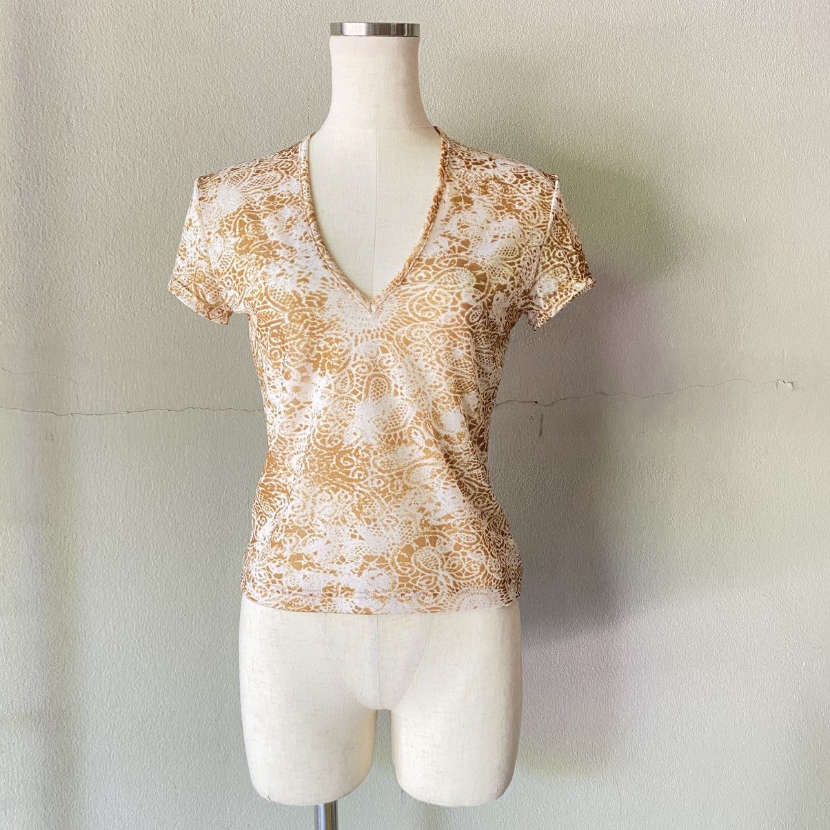 Morgan De Toi MORGAN DE TOI Y2K Beige Lace-Print V-Neck Tee Mesh Size S / US 4 / IT 40 - 7 Thumbnail