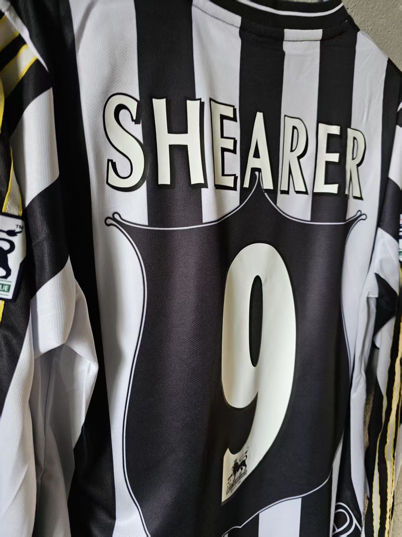Other 97-99 Newcastle #9 Alan Shearer Jersey Longsleeve Size US L / EU 52-54 / 3 - 4 Thumbnail