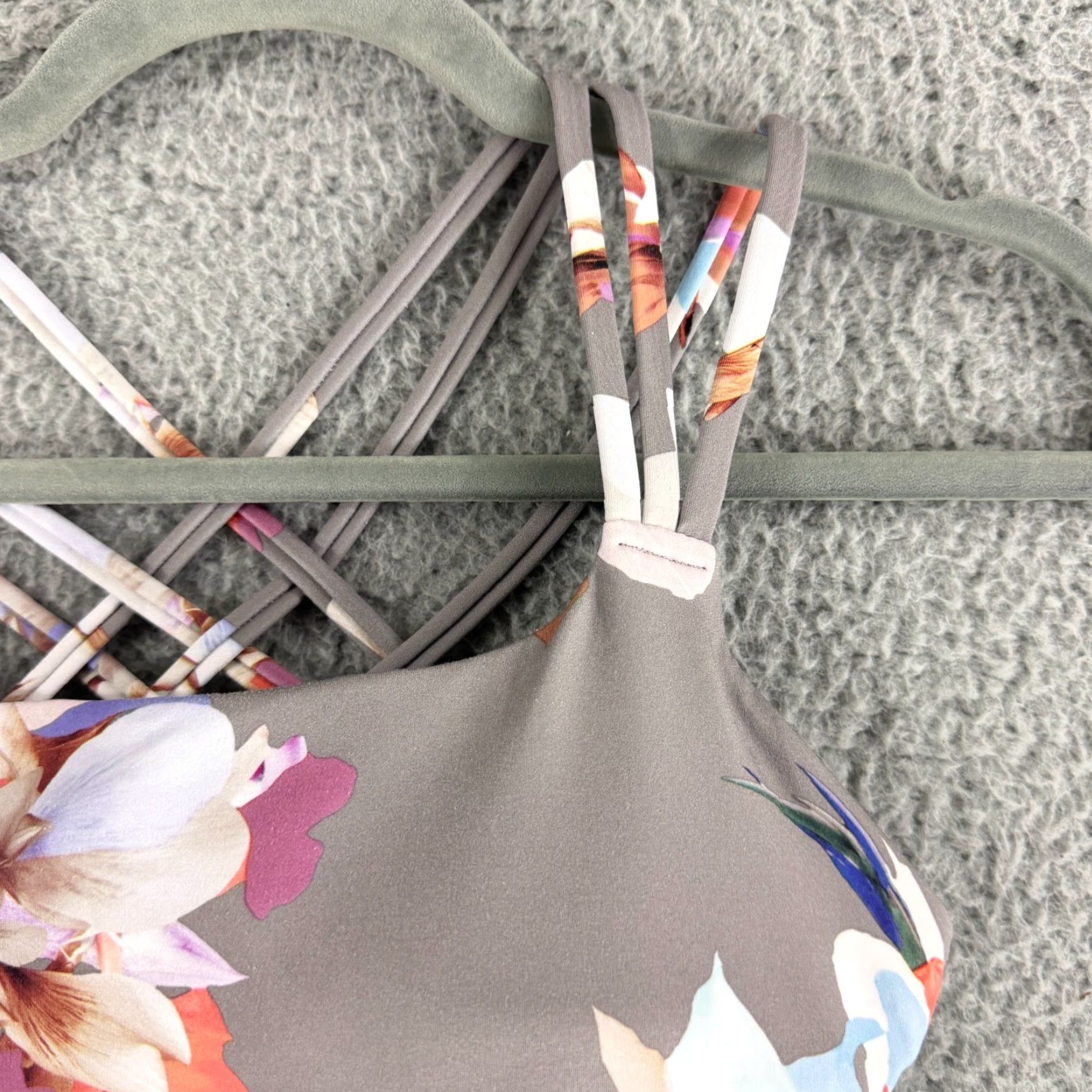 Athleta Athleta Sports Bra Womens Small Gray Botanical Floral Gym Yoga Lightweight Pullover Crossback Wireless Full Cup Breathable Size ONE SIZE - 2 Thumbnail