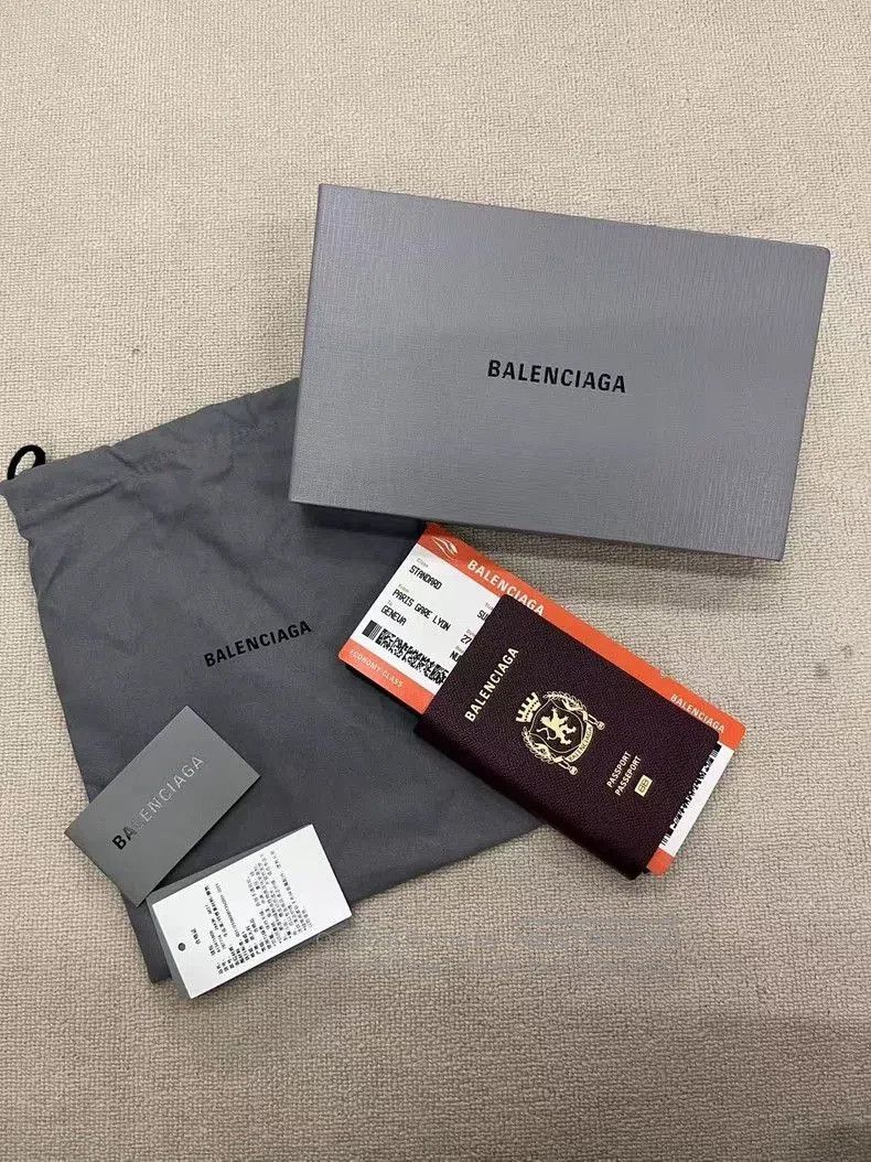 Balenciaga Balenciaga Passport Leather Logo Embossed Case. Size ONE SIZE - 1 Thumbnail