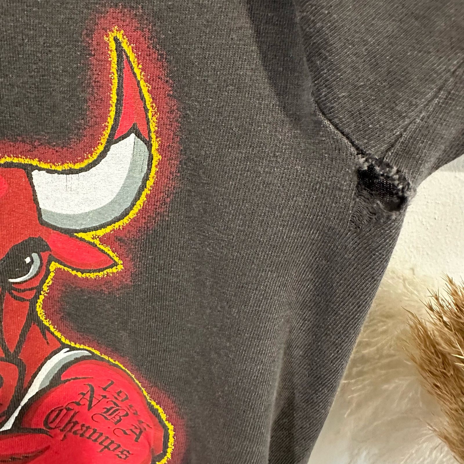 Changes Vintage 1996 NBA Champs Chicago Bulls Six Fingers Left Tee Size S / US 4 / IT 40 - 6 Thumbnail