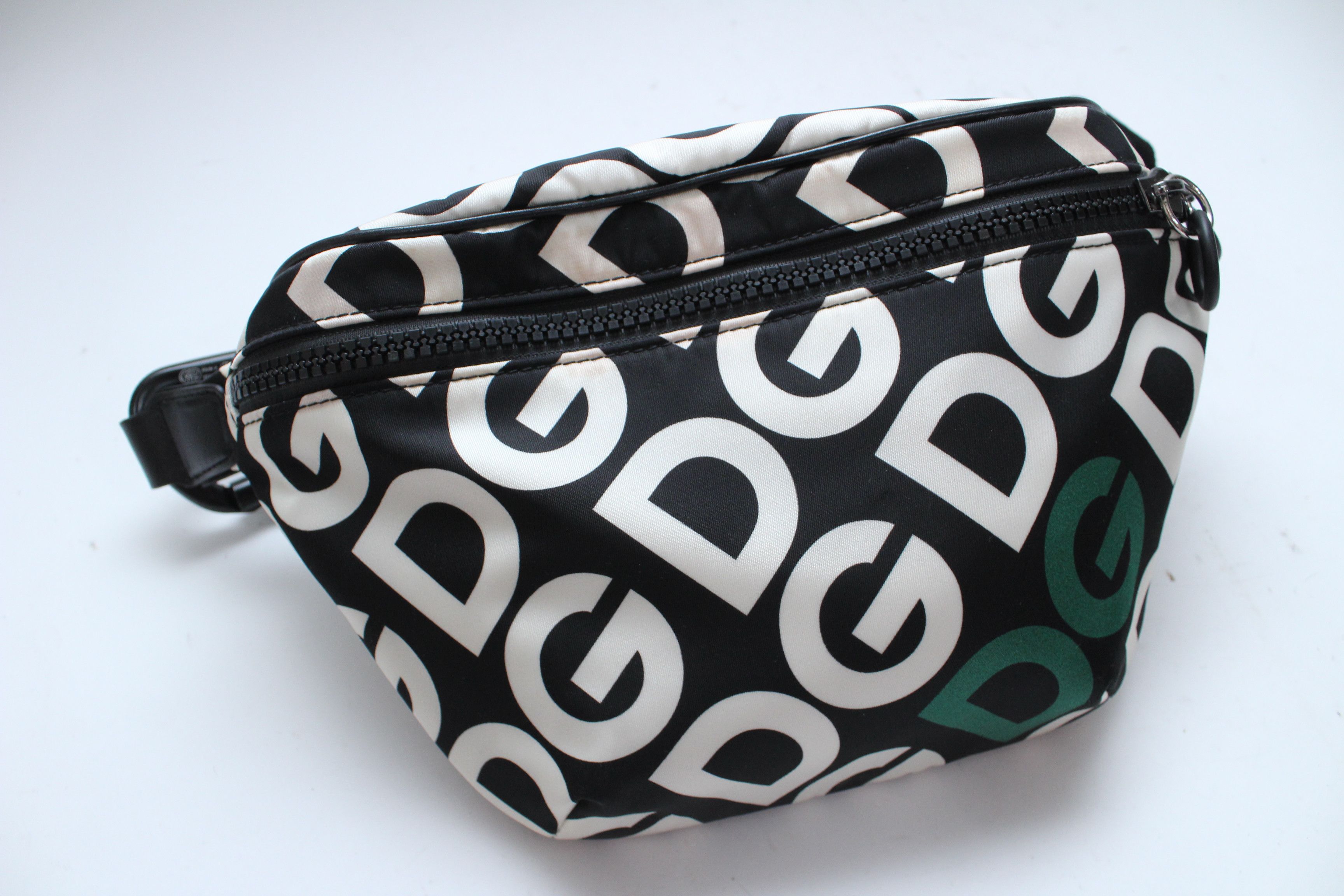 Dolce & Gabbana Dolce Gabbana DG Logo Waist Bag Hype Authentic Size ONE SIZE - 1 Thumbnail