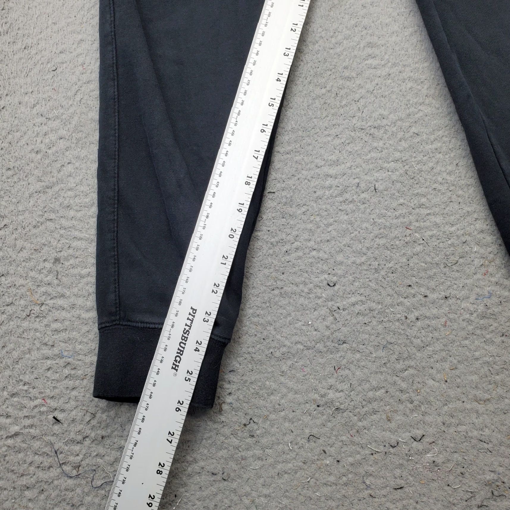 Nike Nike Jogger Pant Womens Small Black Fleece Lined Elastic Waist Gym Logo Athletic Precious: 25.75" Inseam 34" Outseam 27" waist 90s? Size 28" / US 6 / IT 42 - 4 Thumbnail