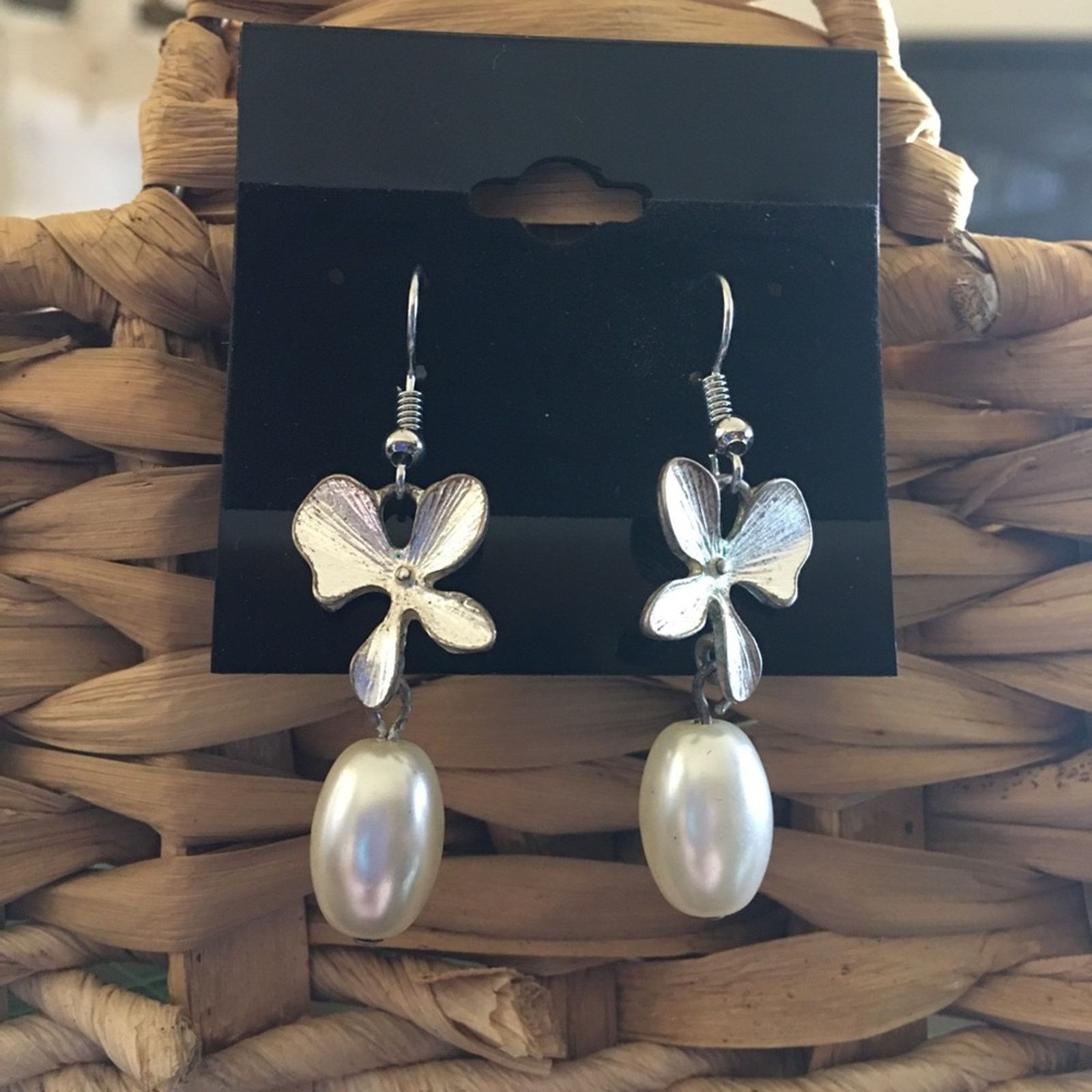 Vintage Vintage silver tone floral dangle pearl earrings Size ONE SIZE - 1 Thumbnail