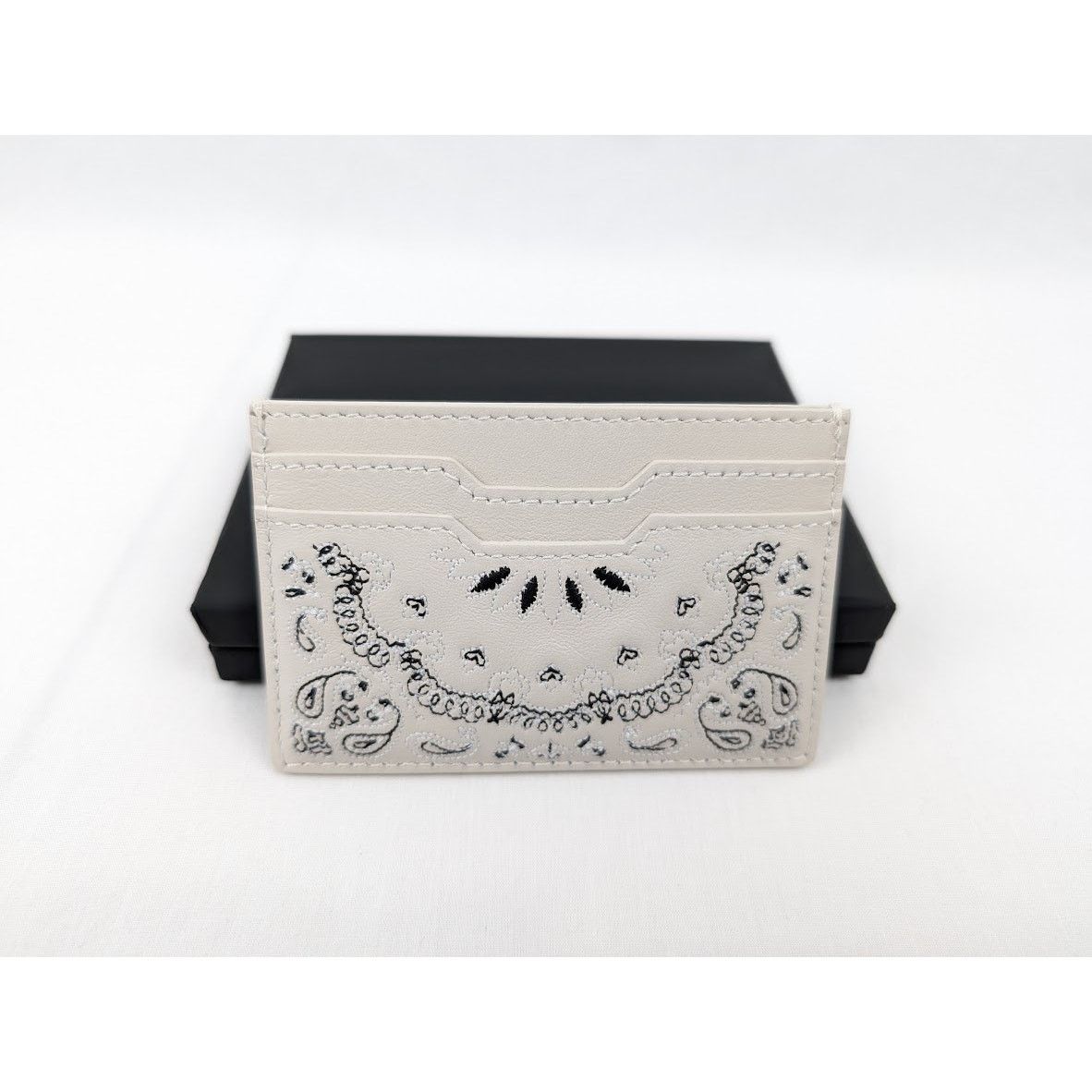 Amiri o1rshd1 Size: OS / Pebbled Bandana Card Holder in Beige Size ONE SIZE - 5 Thumbnail