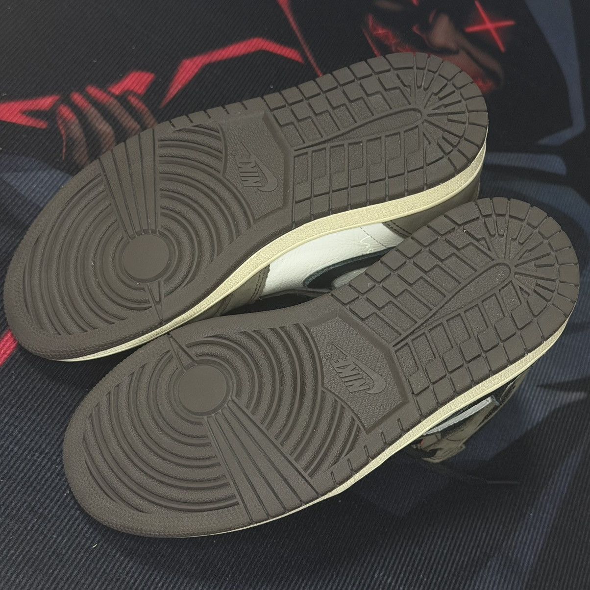 Jordan Brand × Travis Scott Jordan 1 High OG Travis Scott Dark Mocha Size US 5 / EU 37 - 7 Thumbnail