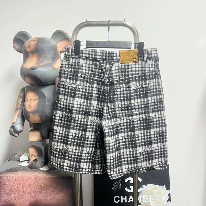 Louis Vuitton Louis Vuitton Chequered printed shorts 2504-Nextarrow Size US 30 / EU 46 - 2 Thumbnail
