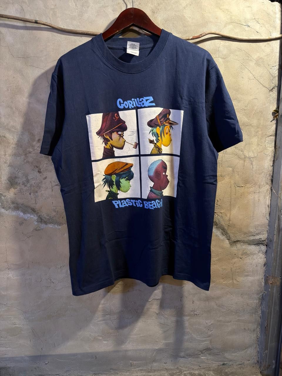 Band Tees 🔥RARE🔥 Vintage Gorillaz Plastic Beach Tour T-Shirt Size US L / EU 52-54 / 3 - 1 Thumbnail