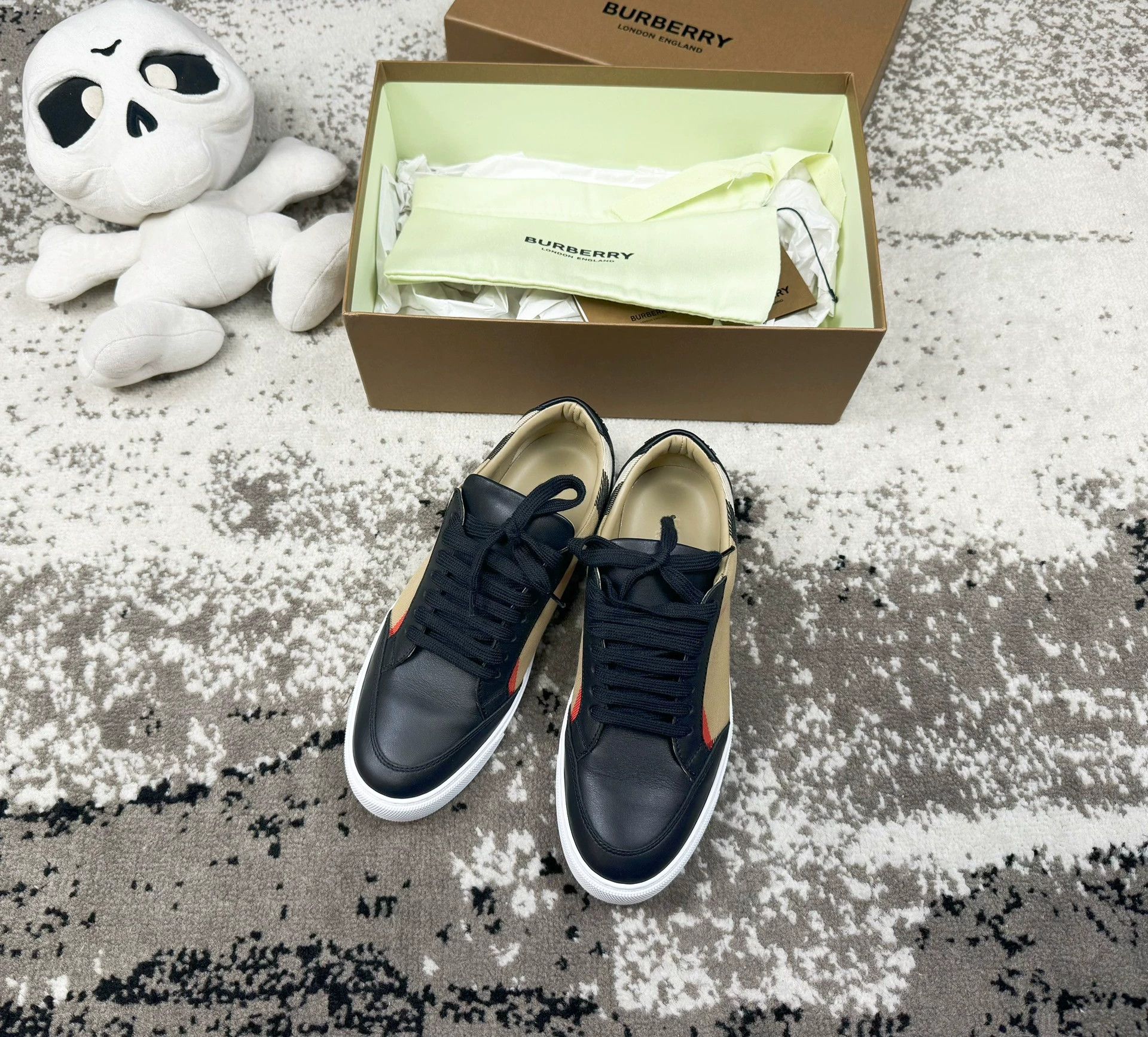 Burberry Burberry check shoes new eur 37 Size US 6.5 / IT 36.5 - 2 Thumbnail