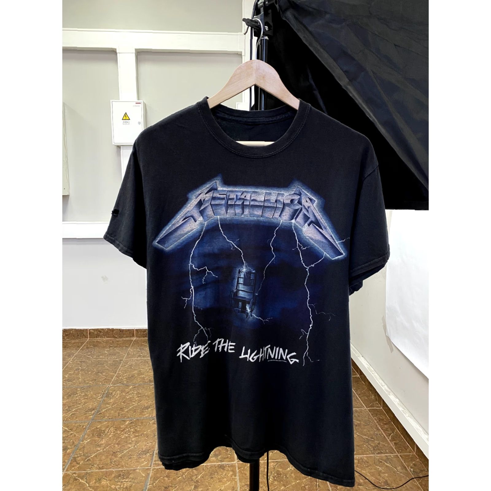 Gildan Vintage Metallica Ride the Lightning rare retro T-Shirt M Black Mens XS? Size US M / EU 48-50 / 2 - 2 Thumbnail