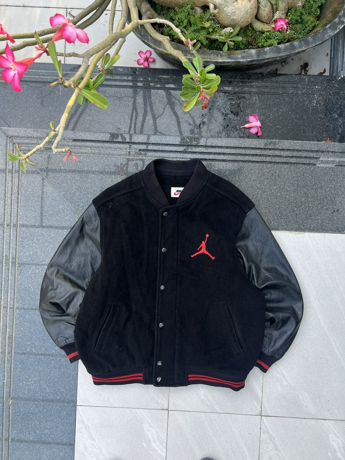 Jordan Brand × Nike × Vintage 90s Nike Jordan Vintage Y2K Embroidered Logo Leather Jacket Size US L / EU 52-54 / 3 - 1 Thumbnail