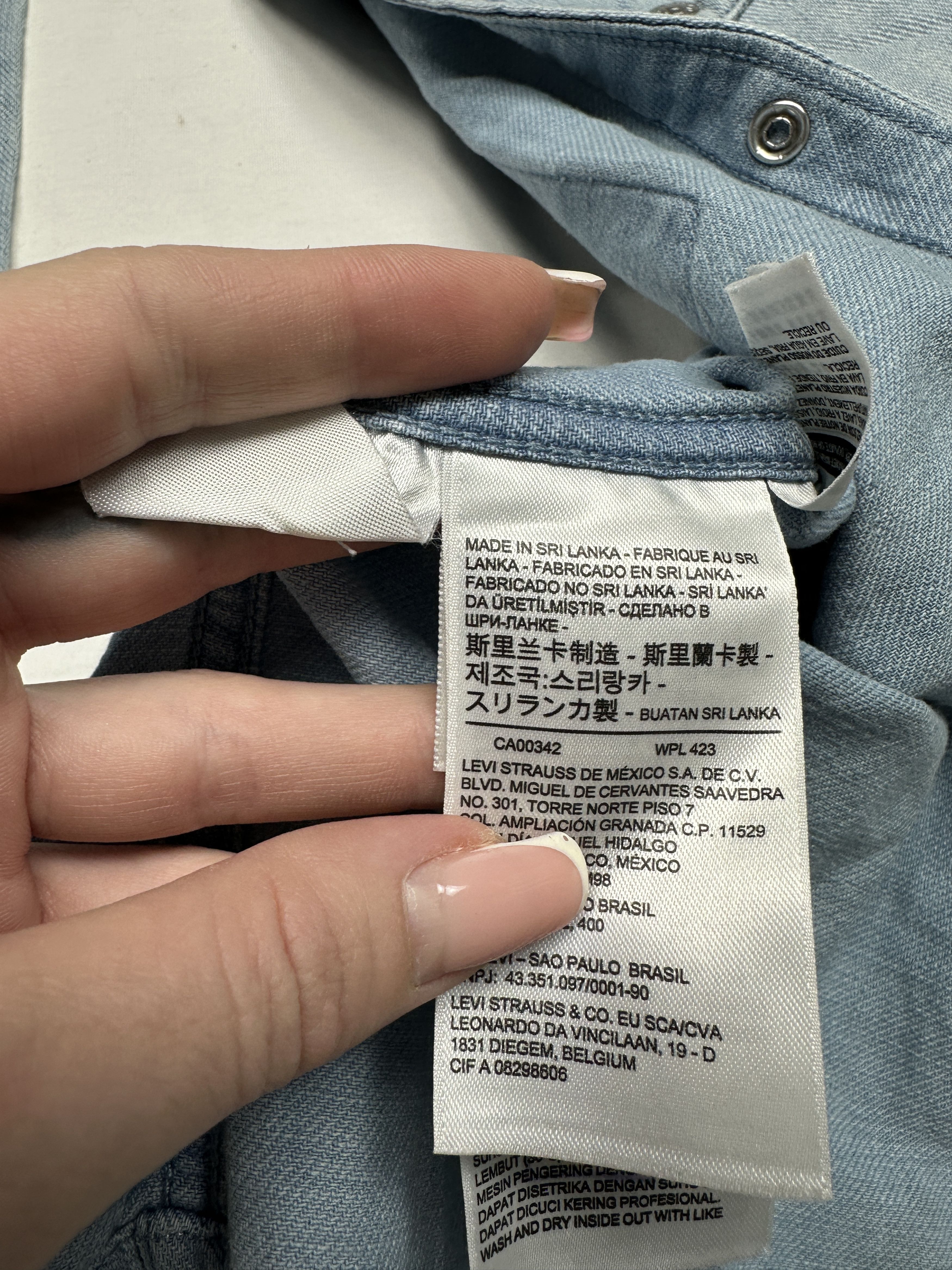 Levi's Levi's Vintage Mens Denim Shirt Y2K Jeans Size US S / EU 44-46 / 1 - 5 Thumbnail