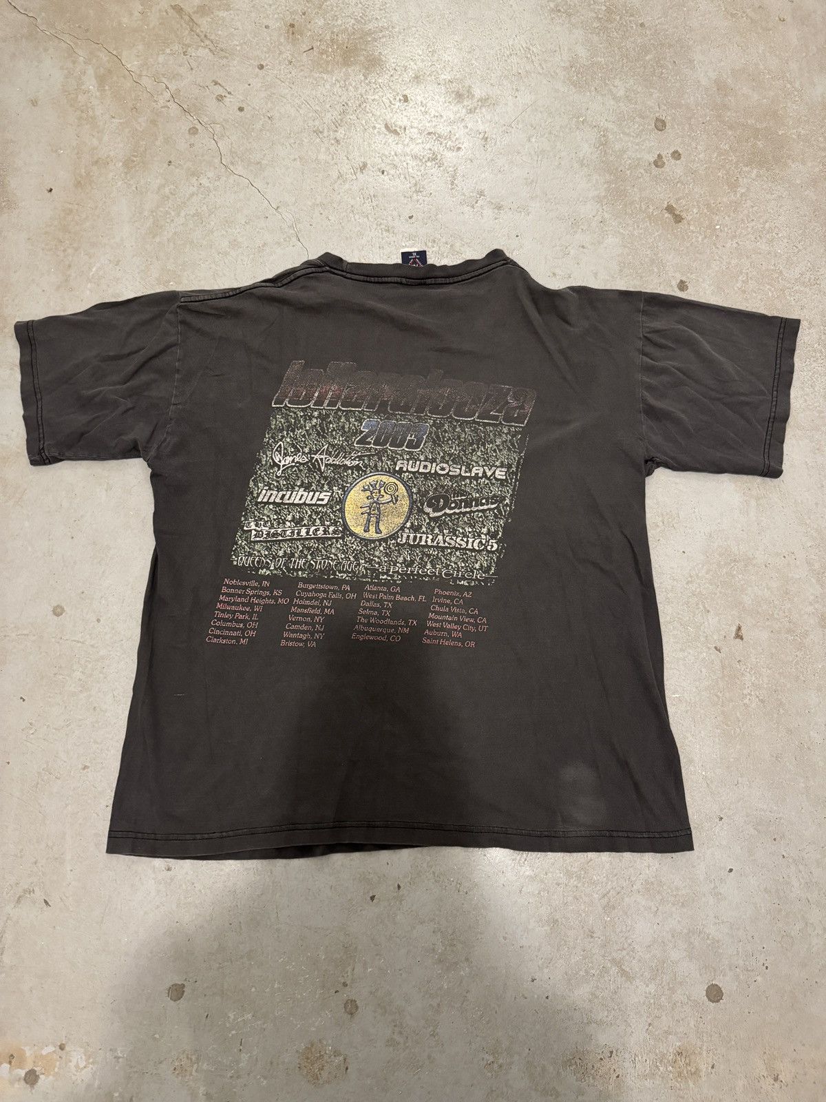 Band Tees *RARE* SUPER FADED LOLLAPALOOZA 2003 Y2K VTG TEE Size US XL / EU 56 / 4 - 1 Thumbnail