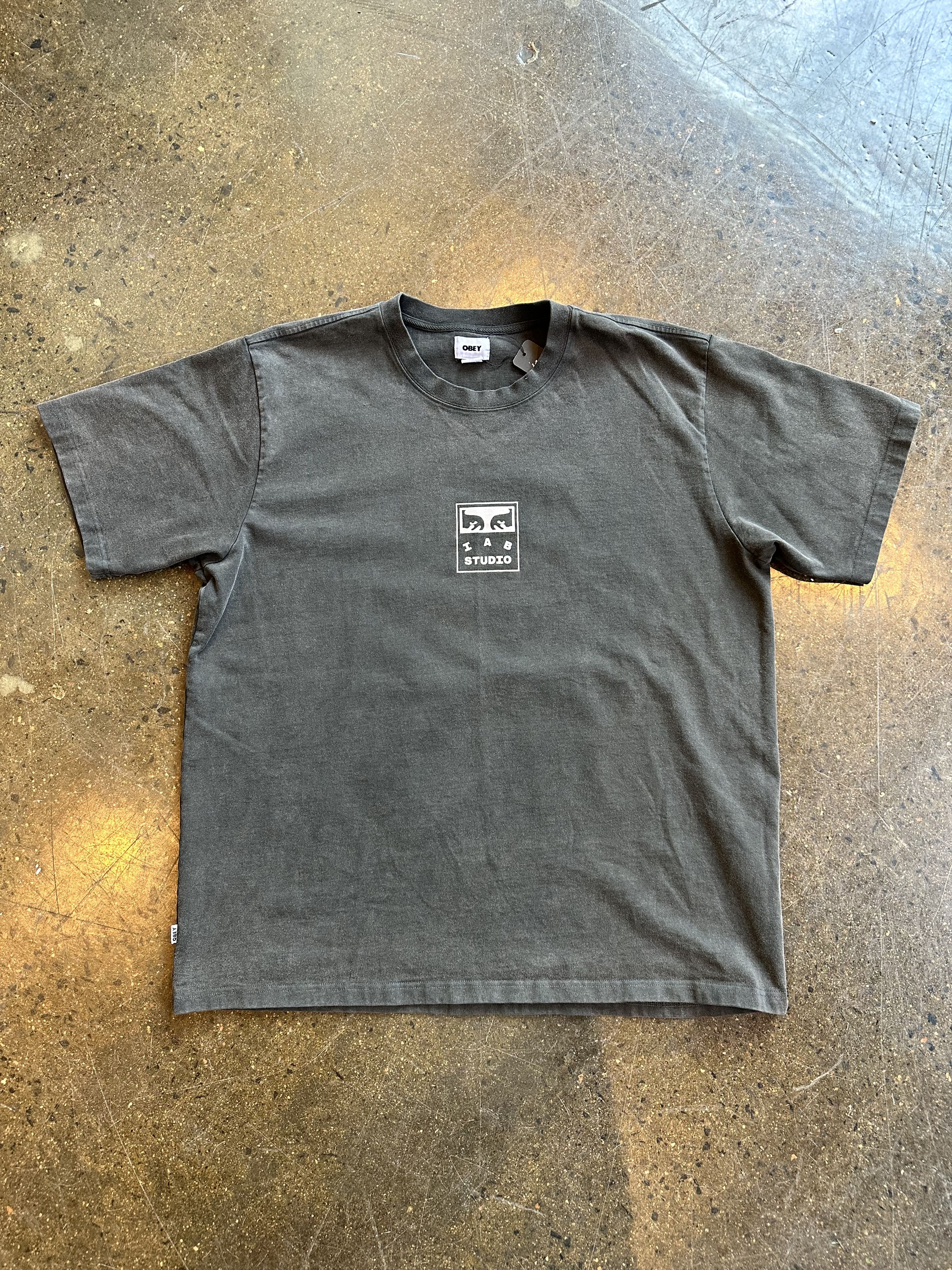 Obey IAB STUDIOS x OBEY Tee L Size US L / EU 52-54 / 3 - 1 Thumbnail