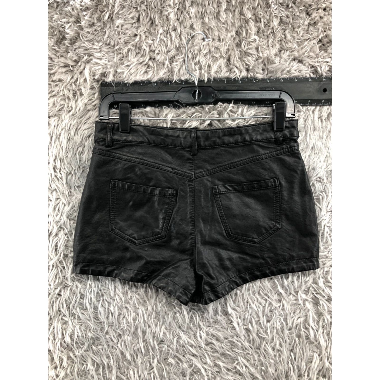 Forever 21 FOREVER 21 Boyfriend Shorts Womens M Black Polyurethane Denim 5-Pocket Mid Rise Casual Vintage No Size 32" / US 10 / IT 46 - 4 Thumbnail