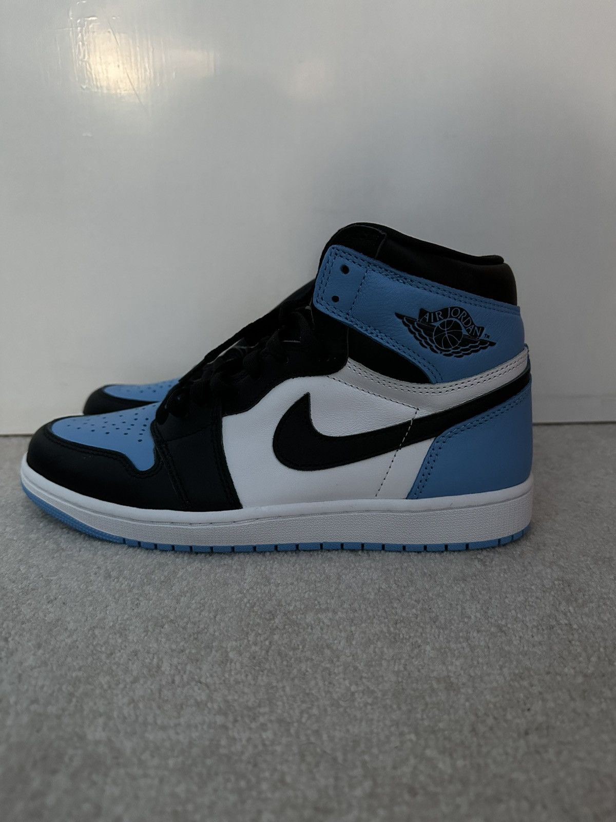 Jordan Brand Air Jordan 1 Retro UNC Toe Size US 9 / EU 42 - 2 Thumbnail