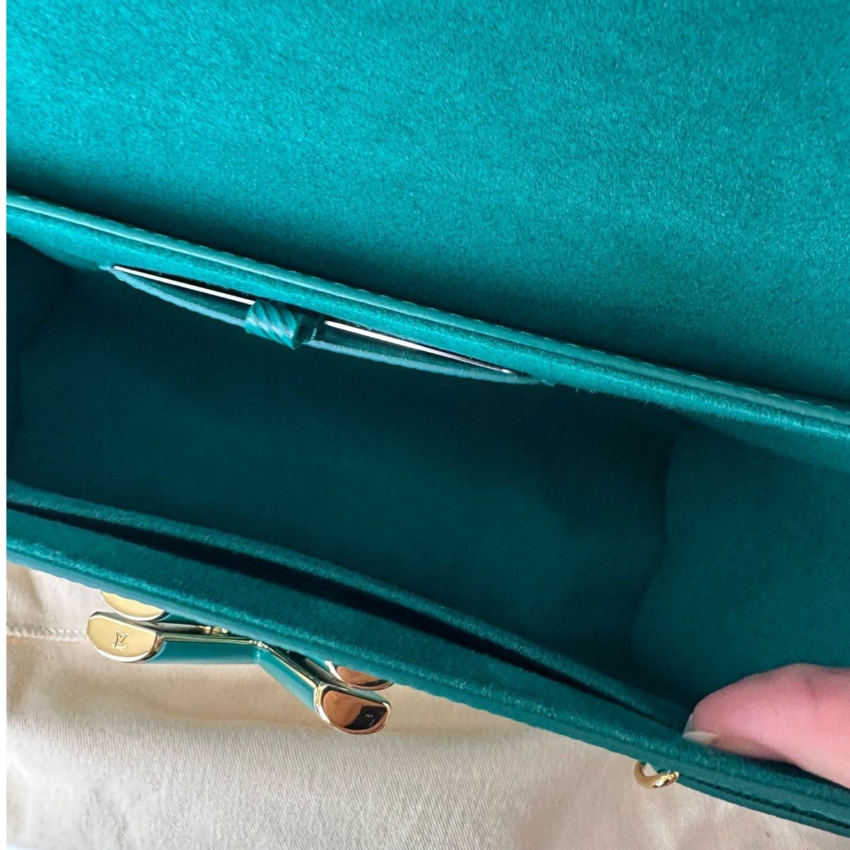 Louis Vuitton Louis Vuitton Twist MM Shoulder Bag – Emerald Epi Leather Size ONE SIZE - 15 Thumbnail