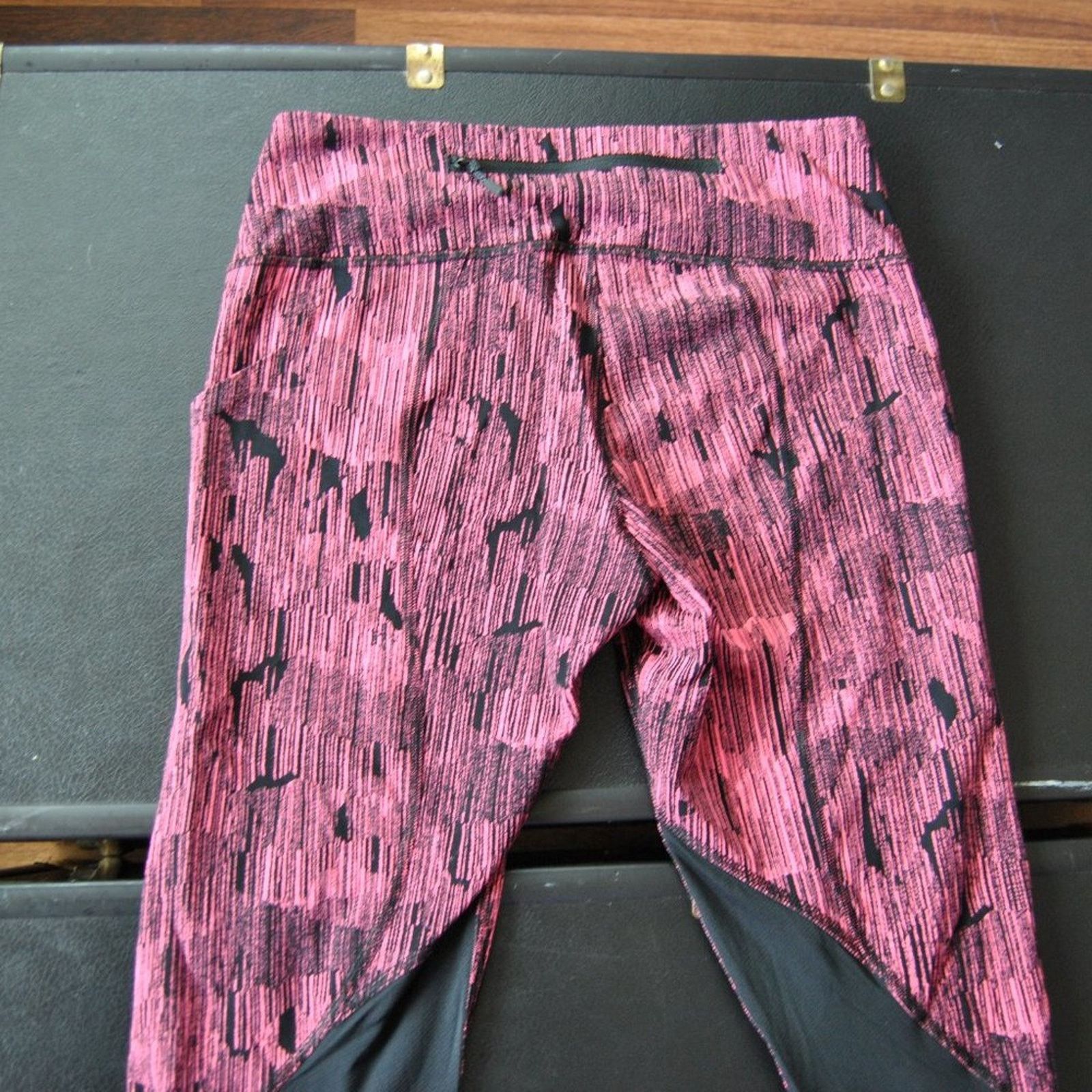 Lululemon Lululemon Leggings with Pockets Pink and Black Size 6 Size 26" / US 2 / IT 38 - 7 Thumbnail