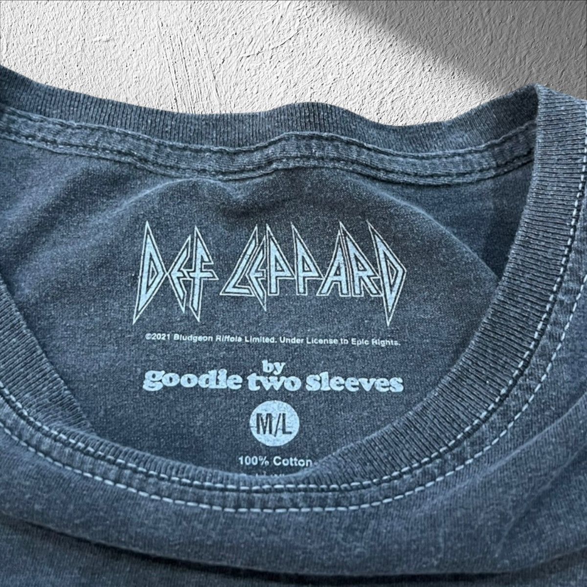 Vintage Def Leppard Love Bites Retro Band Shirt Streetwear M/L Size US M / EU 48-50 / 2 - 3 Thumbnail