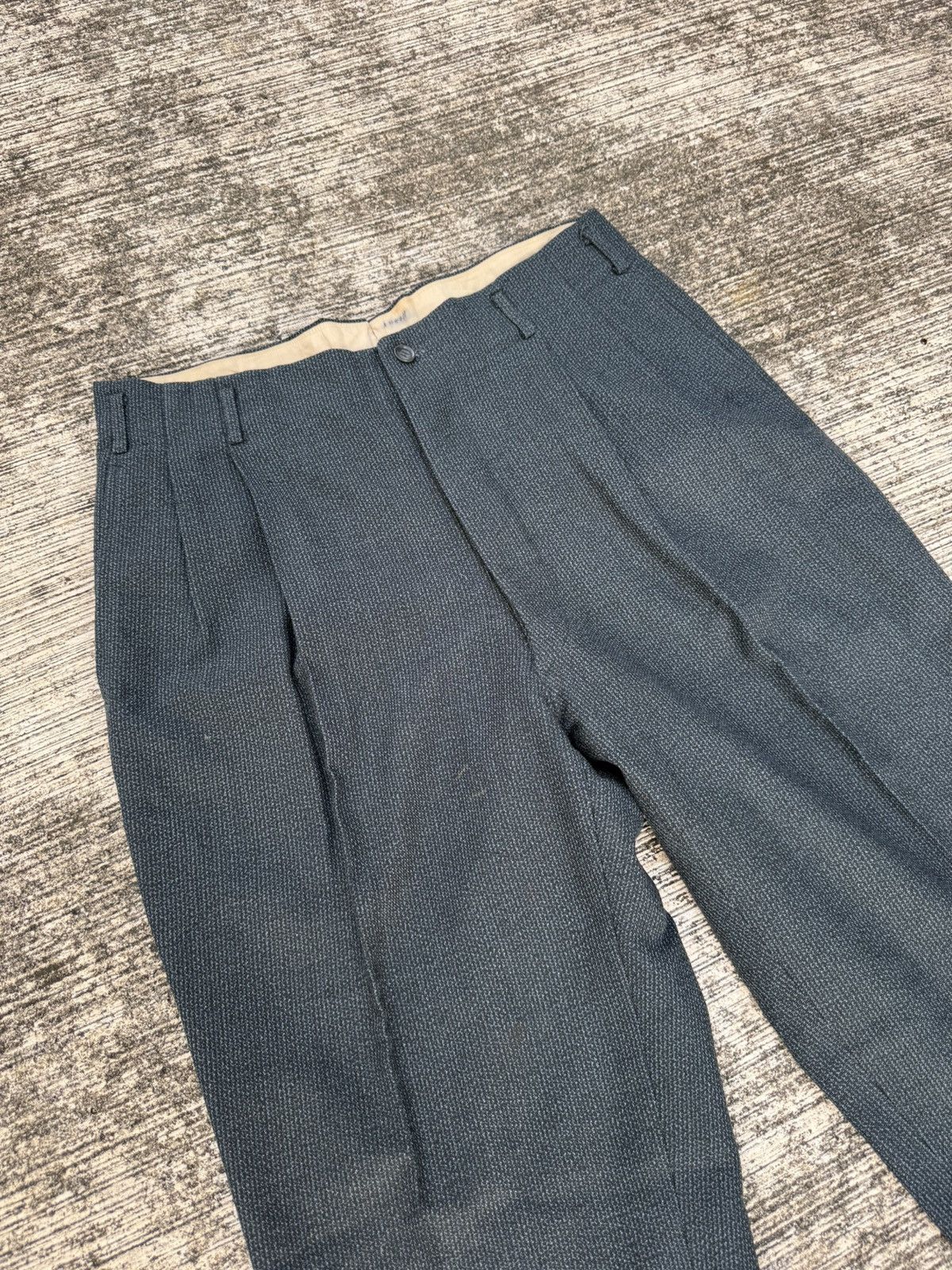 Vintage Vintage 1940s–50s Basket Weave Wool Pleated Trousers Size US 30 / EU 46 - 2 Thumbnail