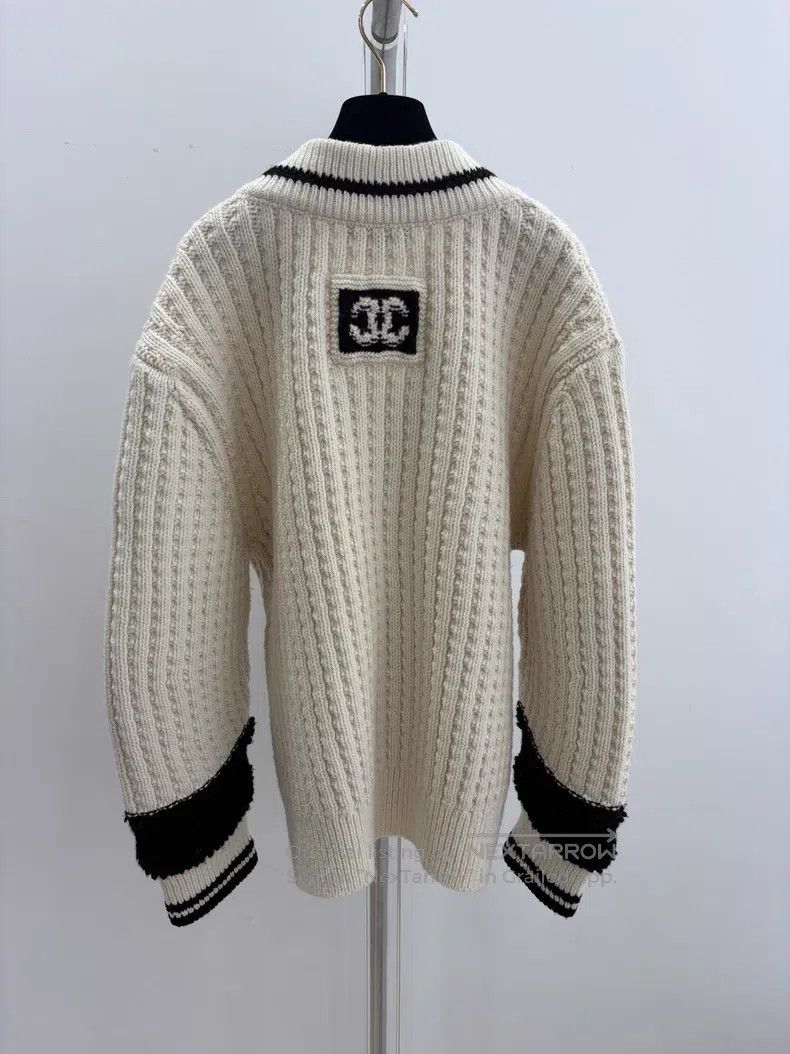 Chanel Chanel Ski series black and white V-neck sweater Size S / US 4 / IT 40 - 2 Thumbnail