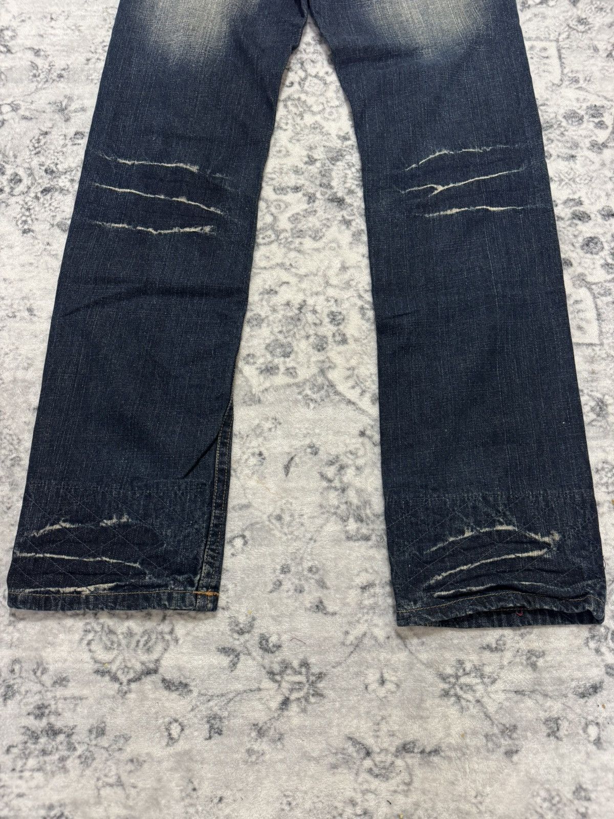 Japanese Brand JAPANESE BRAND KOI FISH KARAKURI STYLE DISTERSSED DENIM JEAN Size US 32 / EU 48 - 13 Thumbnail