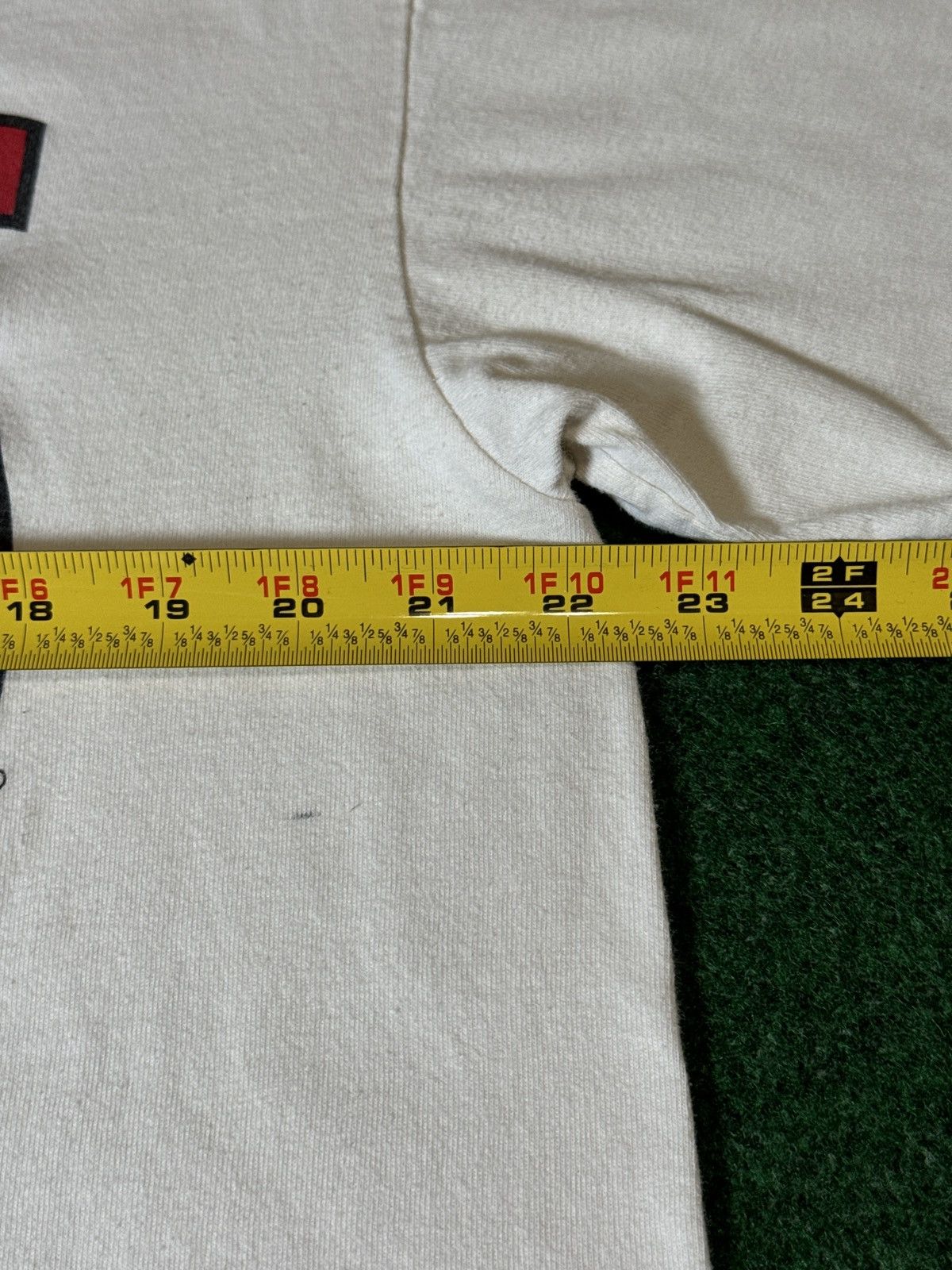 Nutmeg × Vintage Vintage 90s Chicago Bulls Nutmeg Mills Repaired T Shirt Size US L / EU 52-54 / 3 - 5 Thumbnail