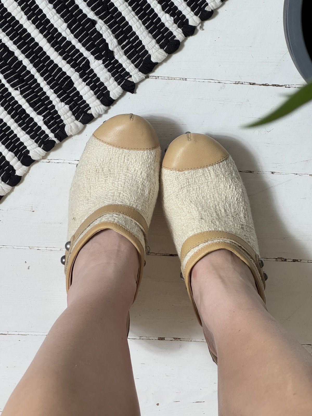 Ugg VINTAGE UGG TAN AND CREAM 2000s MULES CLOGS Size US 9 / IT 39 - 2 Thumbnail