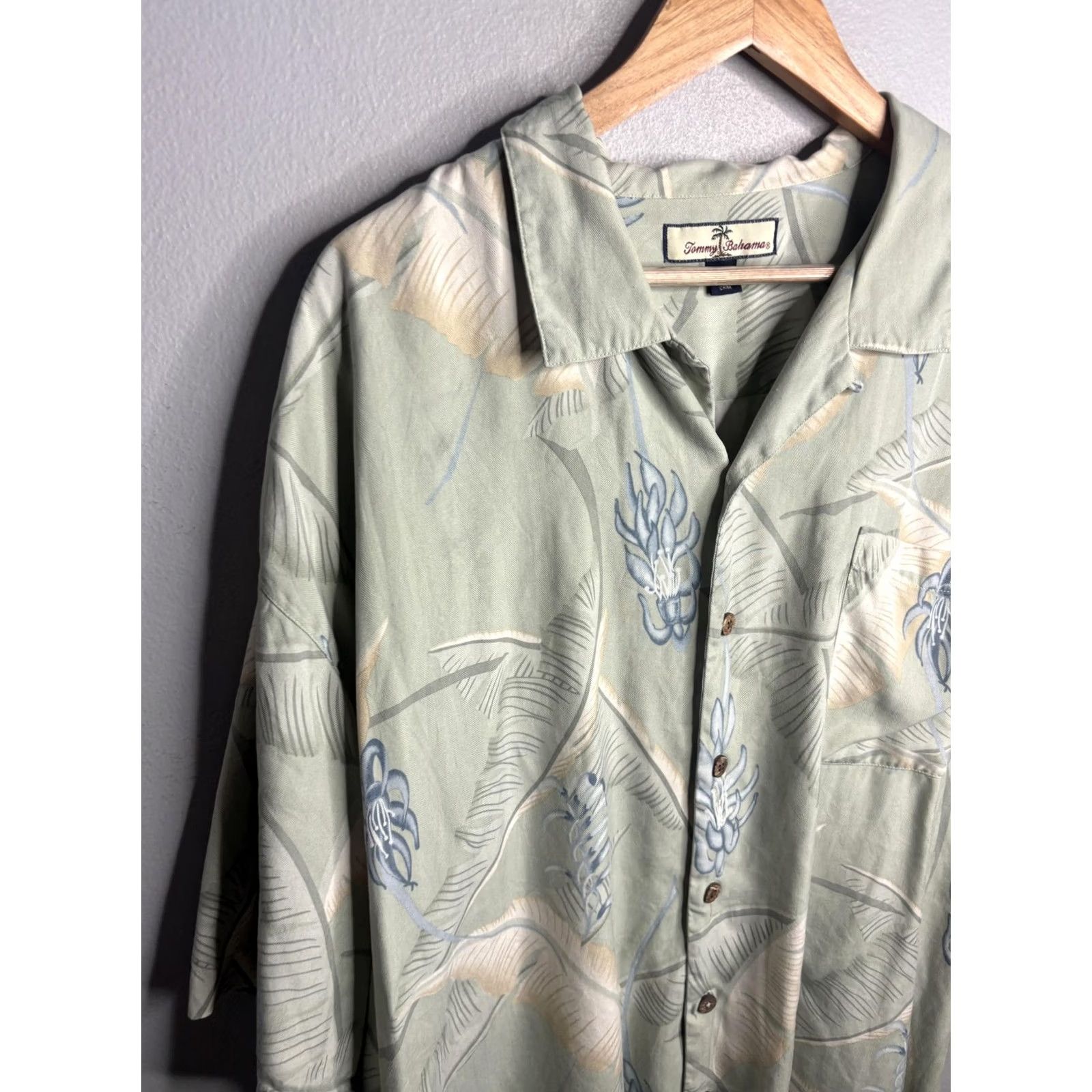 Tommy Bahama Tommy Bahama Shirt Mens 2XL Green Silk Hawaiian Floral Camp Button Front Casual Size US XXL / EU 58 / 5 - 2 Thumbnail